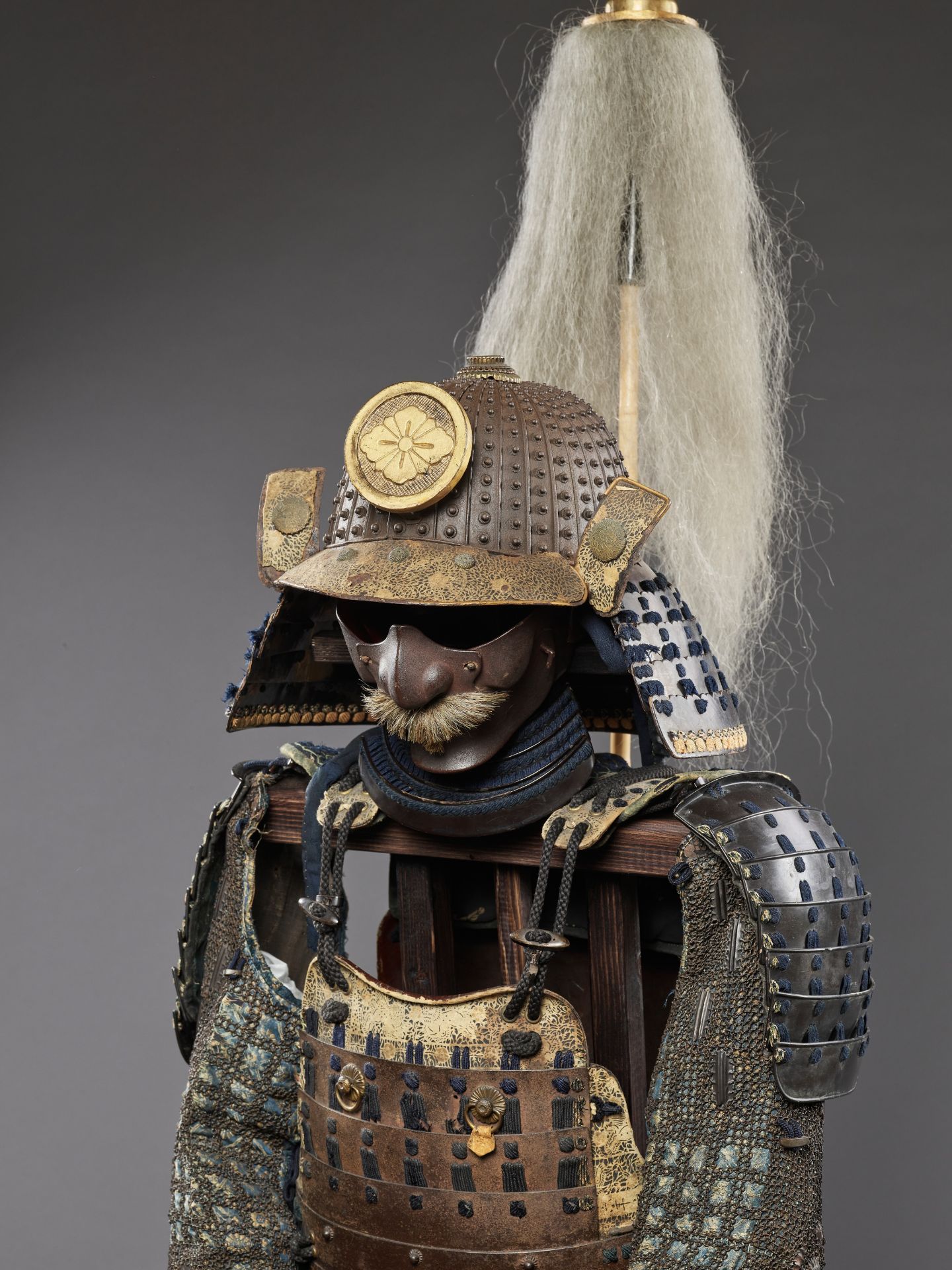 A SUIT OF ARMOR WITH A SUJIBACHI KABUTO BY KATSUHISA MYOCHIN AND A FALCON SASHIMONO - Image 7 of 12