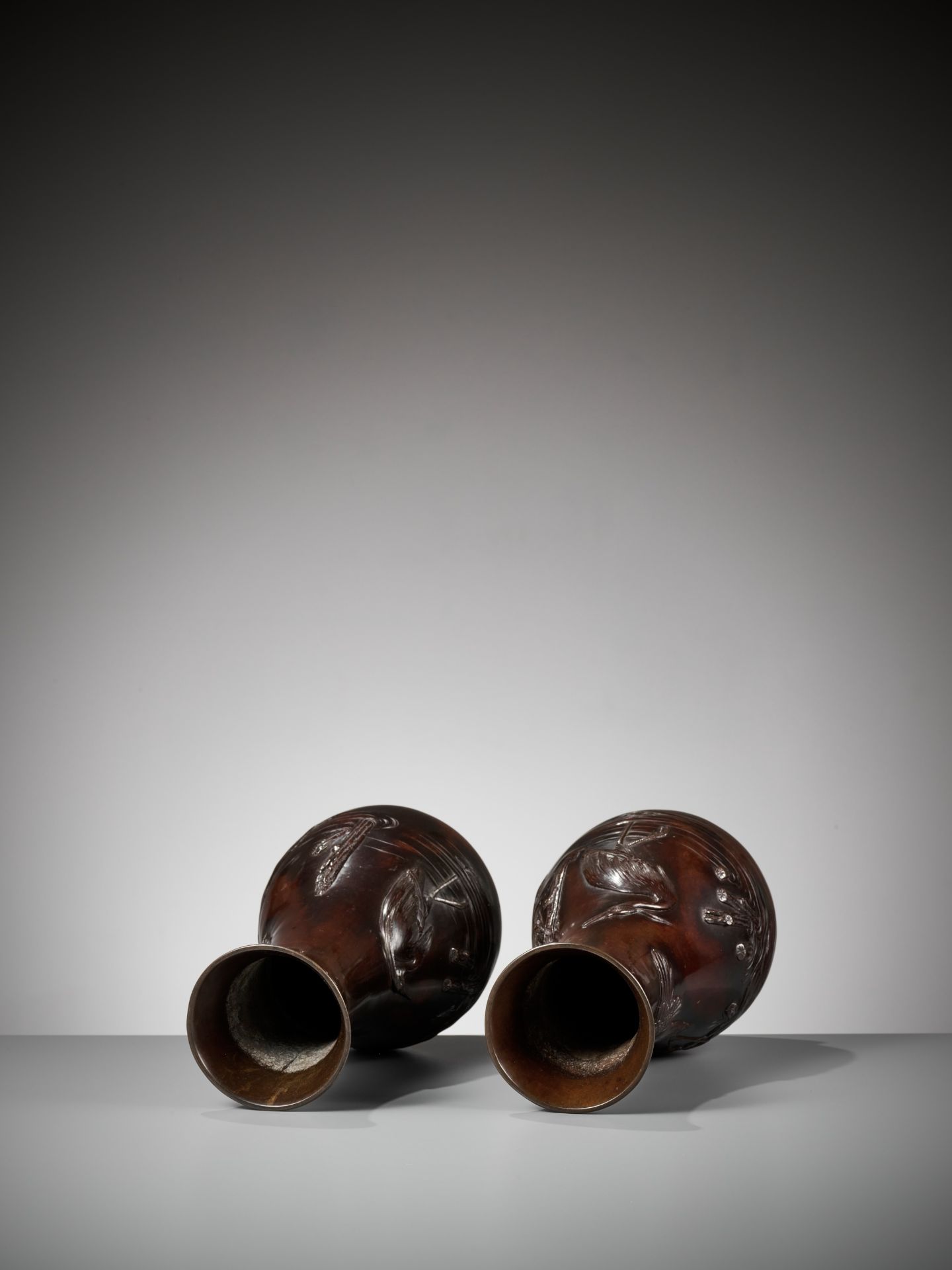 A PAIR OF BRONZE VASES DEPICTING EGRETS - Image 7 of 8