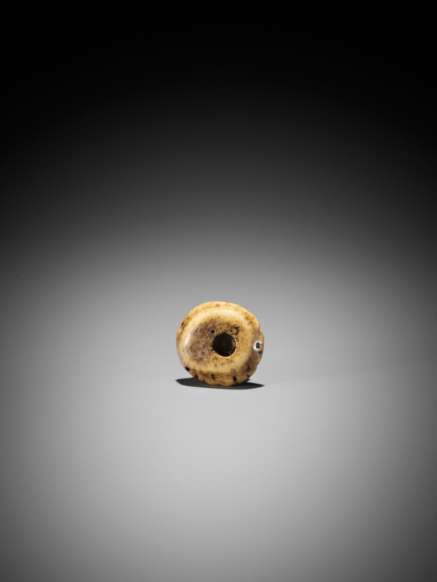A STAG ANTLER NETSUKE OF A MONKEY HOLDING A PEACH - Image 8 of 8