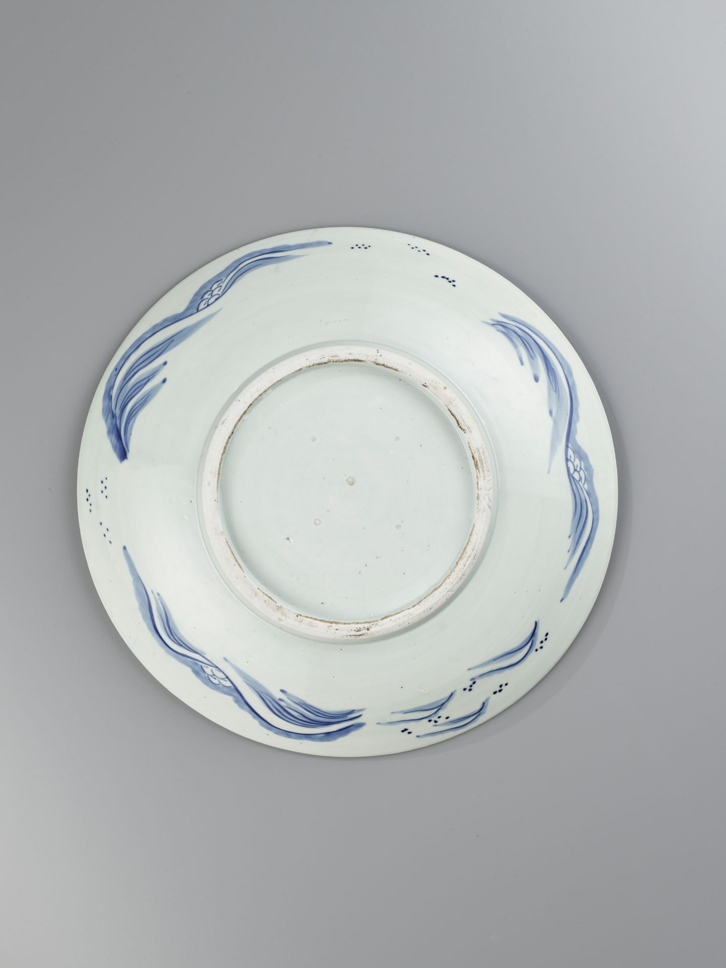 A MASSIVE BLUE AND WHITE ARITA PORCELAIN 'SHISHI' PLATE - Image 7 of 7