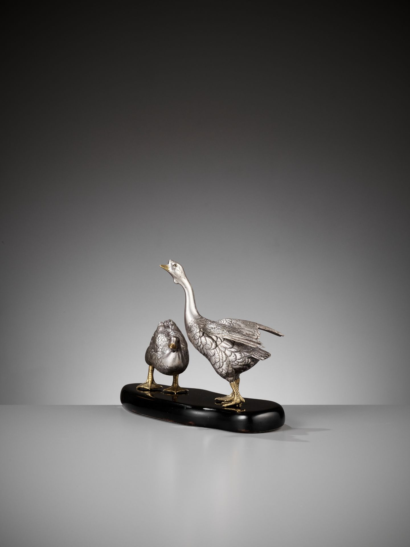 CHIKAYOSHI: A GILT AND SILVERED BRONZE OKIMONO OF TWO GEESE - Bild 4 aus 9