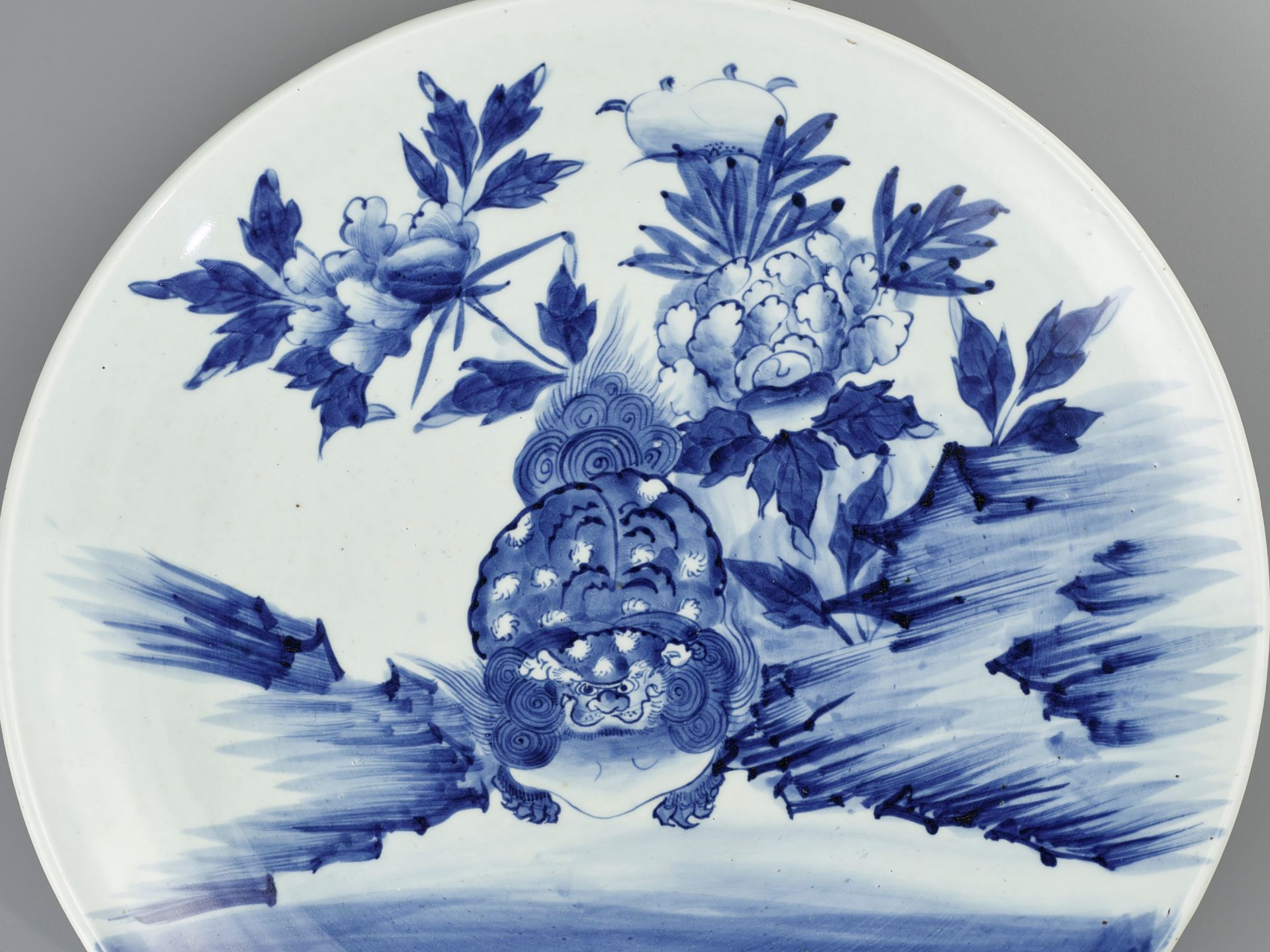 A MASSIVE BLUE AND WHITE ARITA PORCELAIN 'SHISHI' PLATE - Image 2 of 7