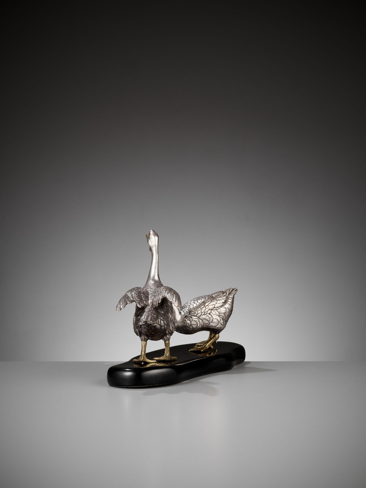 CHIKAYOSHI: A GILT AND SILVERED BRONZE OKIMONO OF TWO GEESE - Bild 5 aus 9