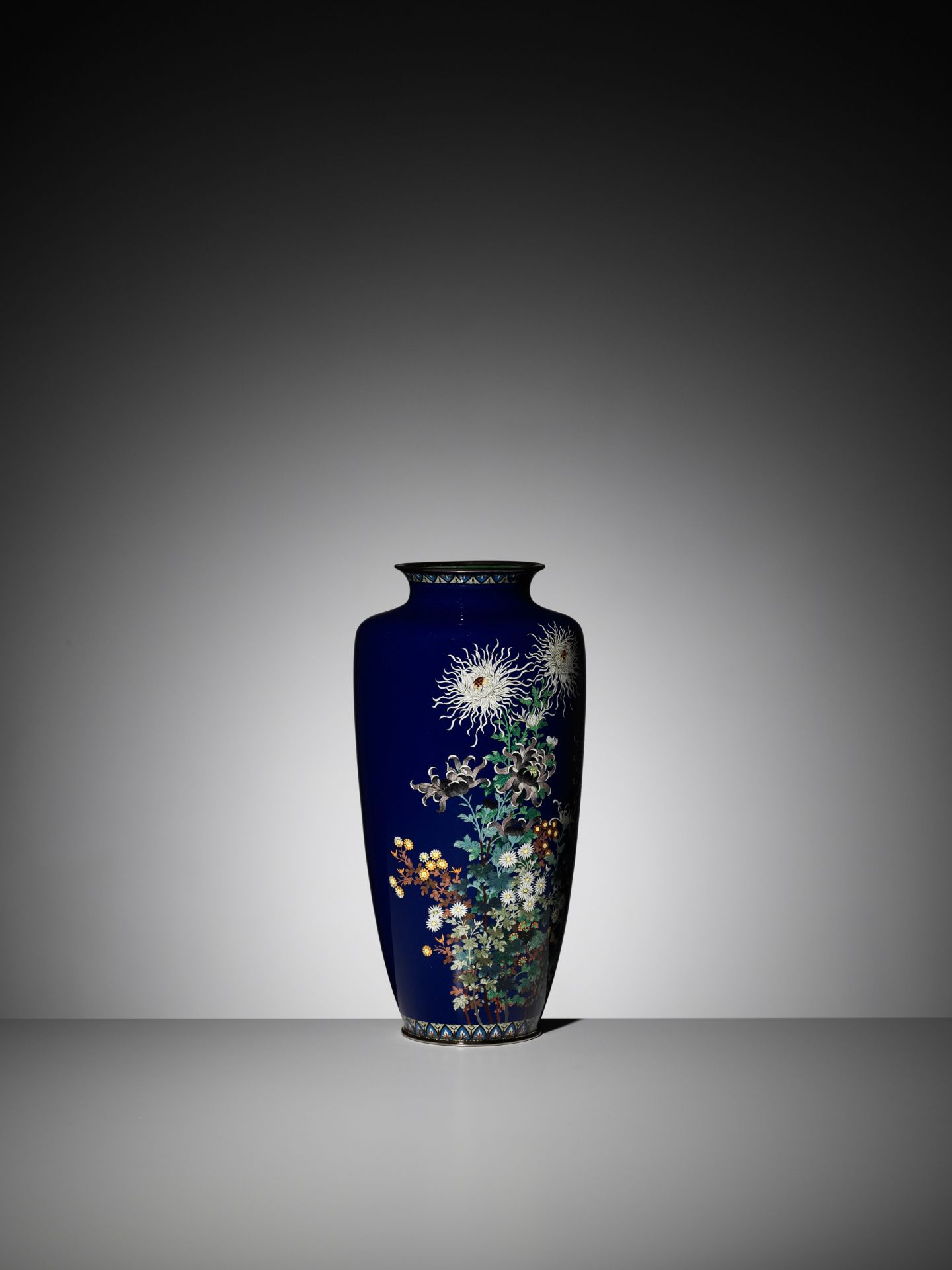 A LARGE MIDNIGHT-BLUE CLOISONNÃ‰ VASE WITH FLOWERS - Image 7 of 10