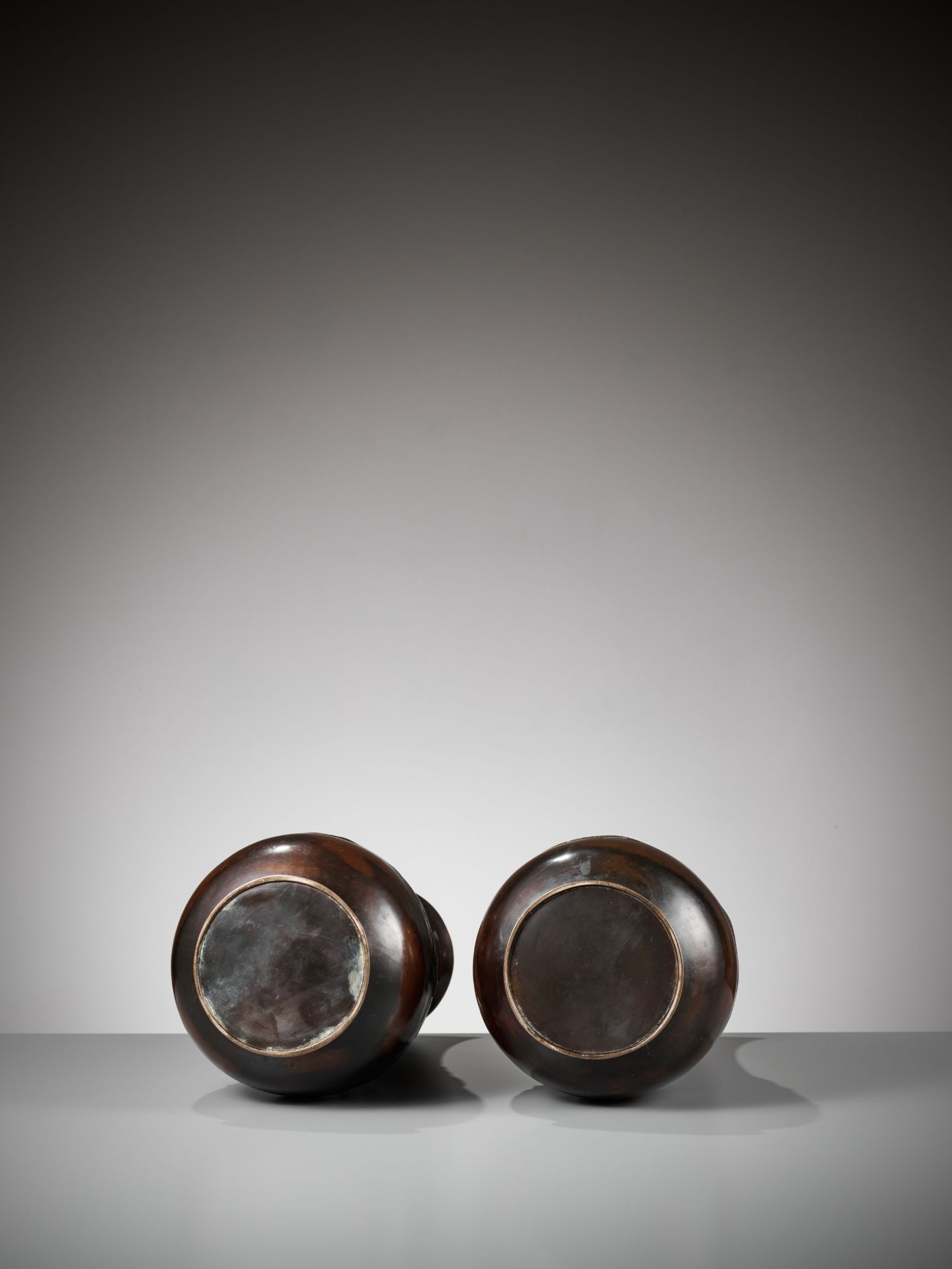 A PAIR OF BRONZE VASES DEPICTING EGRETS - Image 8 of 8