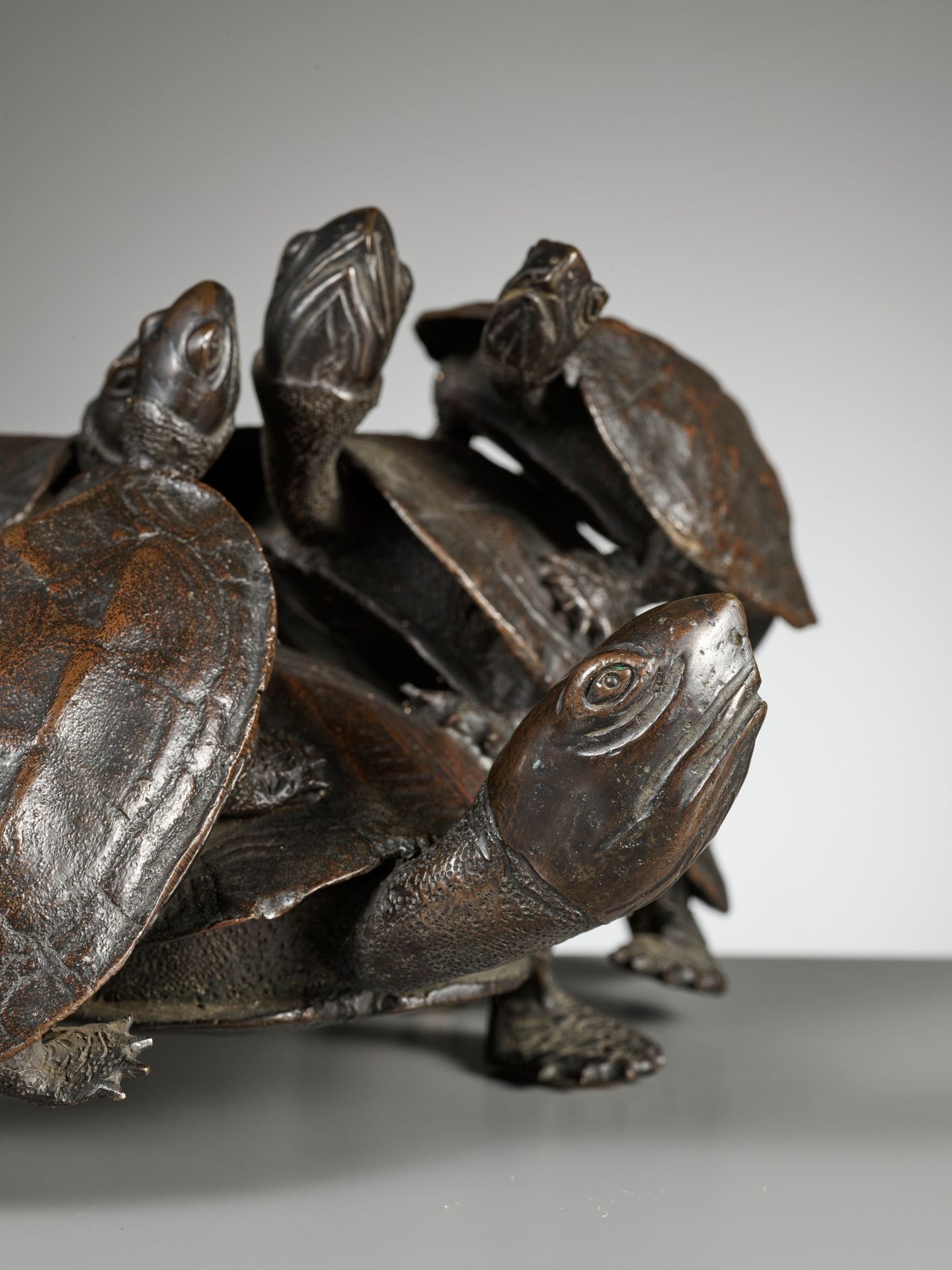 A LARGE BRONZE OKIMONO OF FIVE TURTLES - Bild 3 aus 12