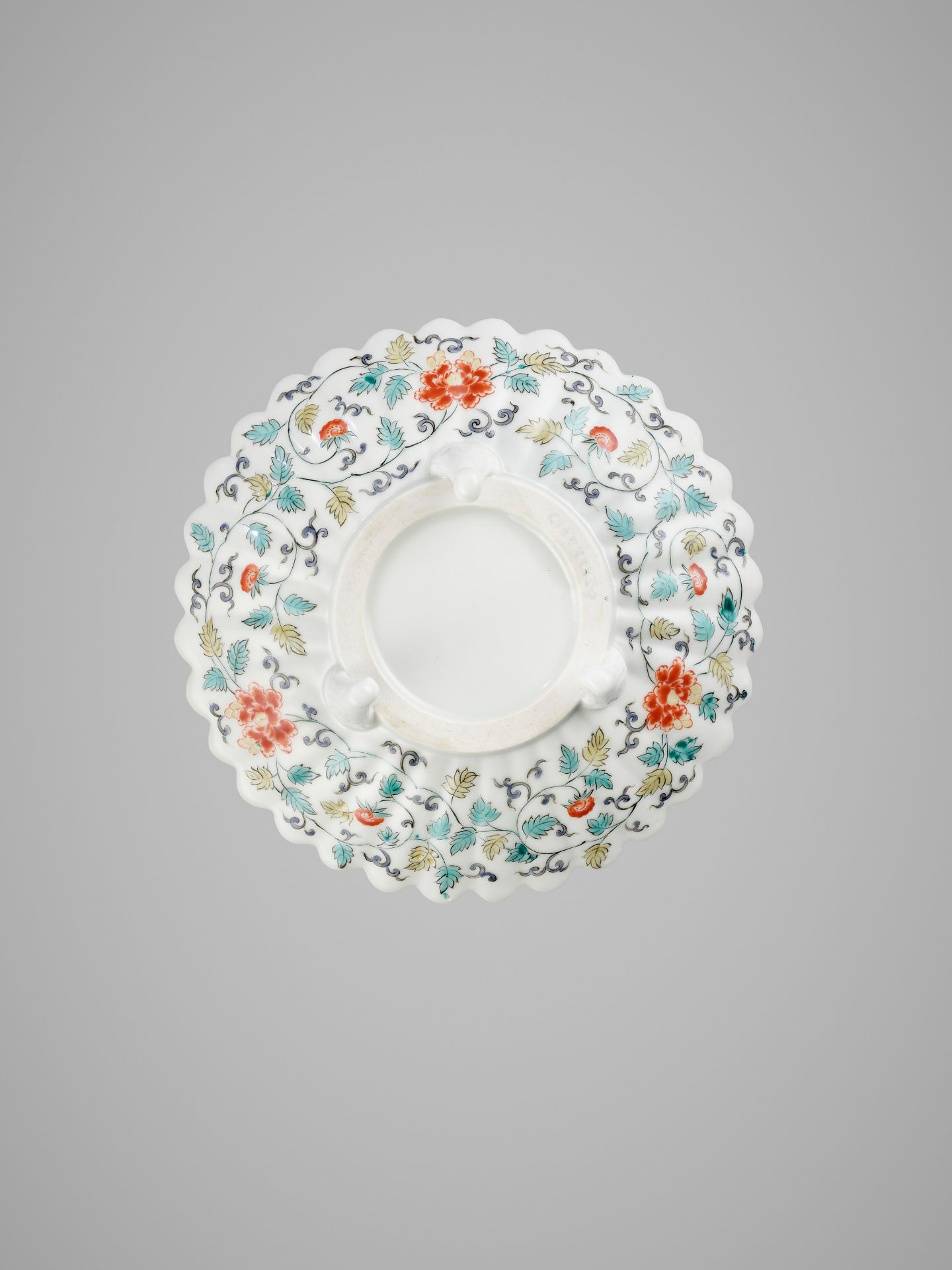 A VERY RARE 'MOON RABBIT' KAKIEMON TRIPOD CHRYSANTHEMUM-FORM DISH - Image 3 of 6