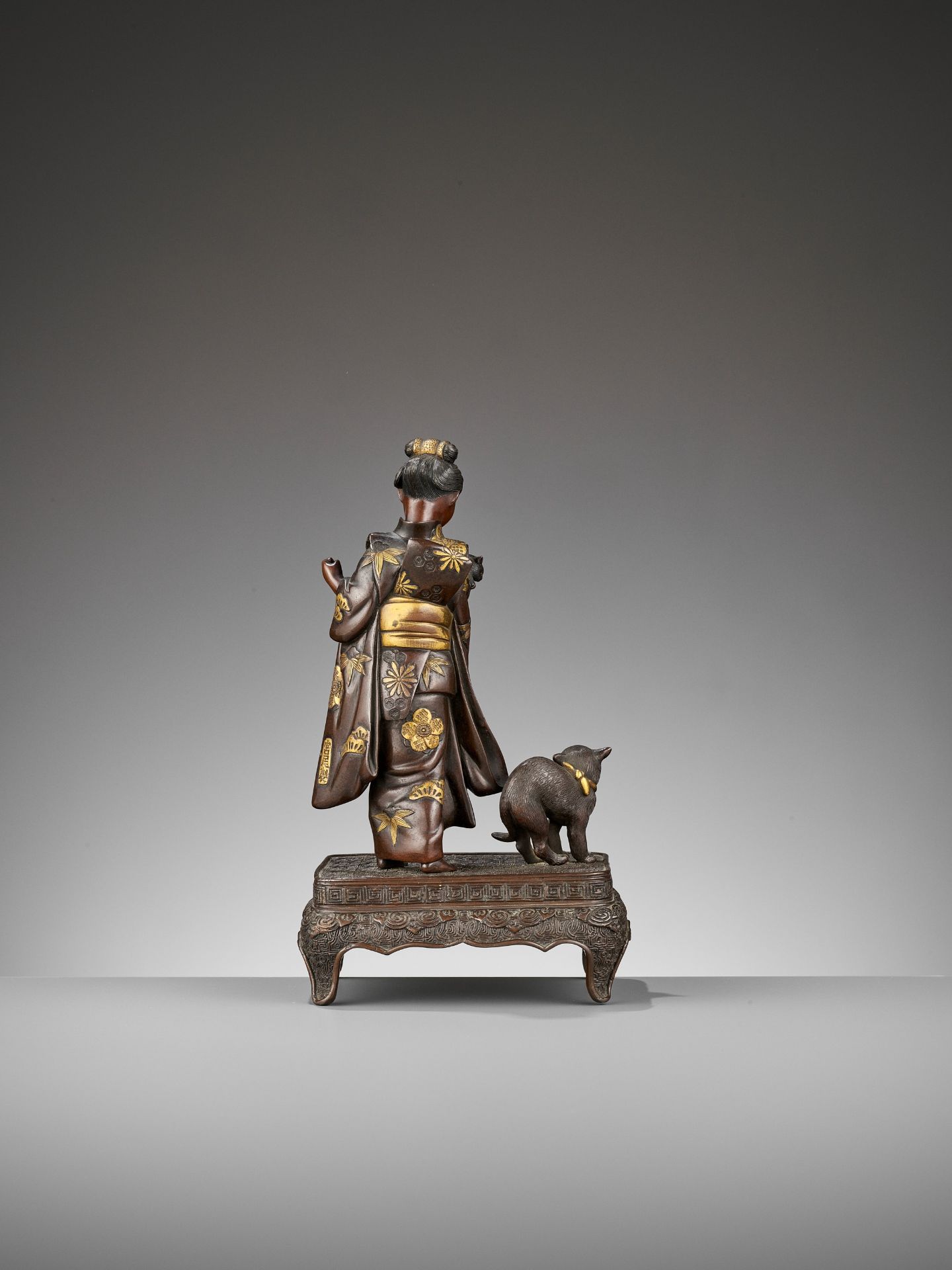 MIYAO: A RARE GOLD-INLAID BRONZE OKIMONO OF A LADY WITH CATS - Bild 9 aus 14