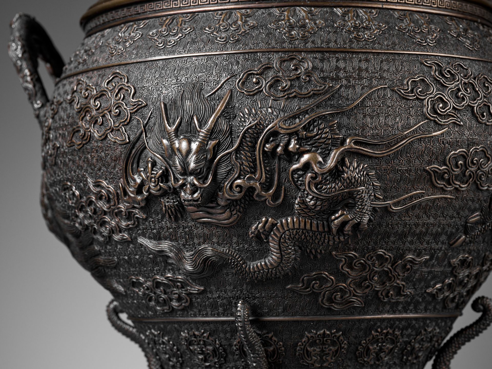 OSHIMA JOUN: A SUPERB AND LARGE BRONZE KORO AND COVER WITH MYTHICAL BEASTS AND SHISHIMAI MONKEYS - Image 4 of 15