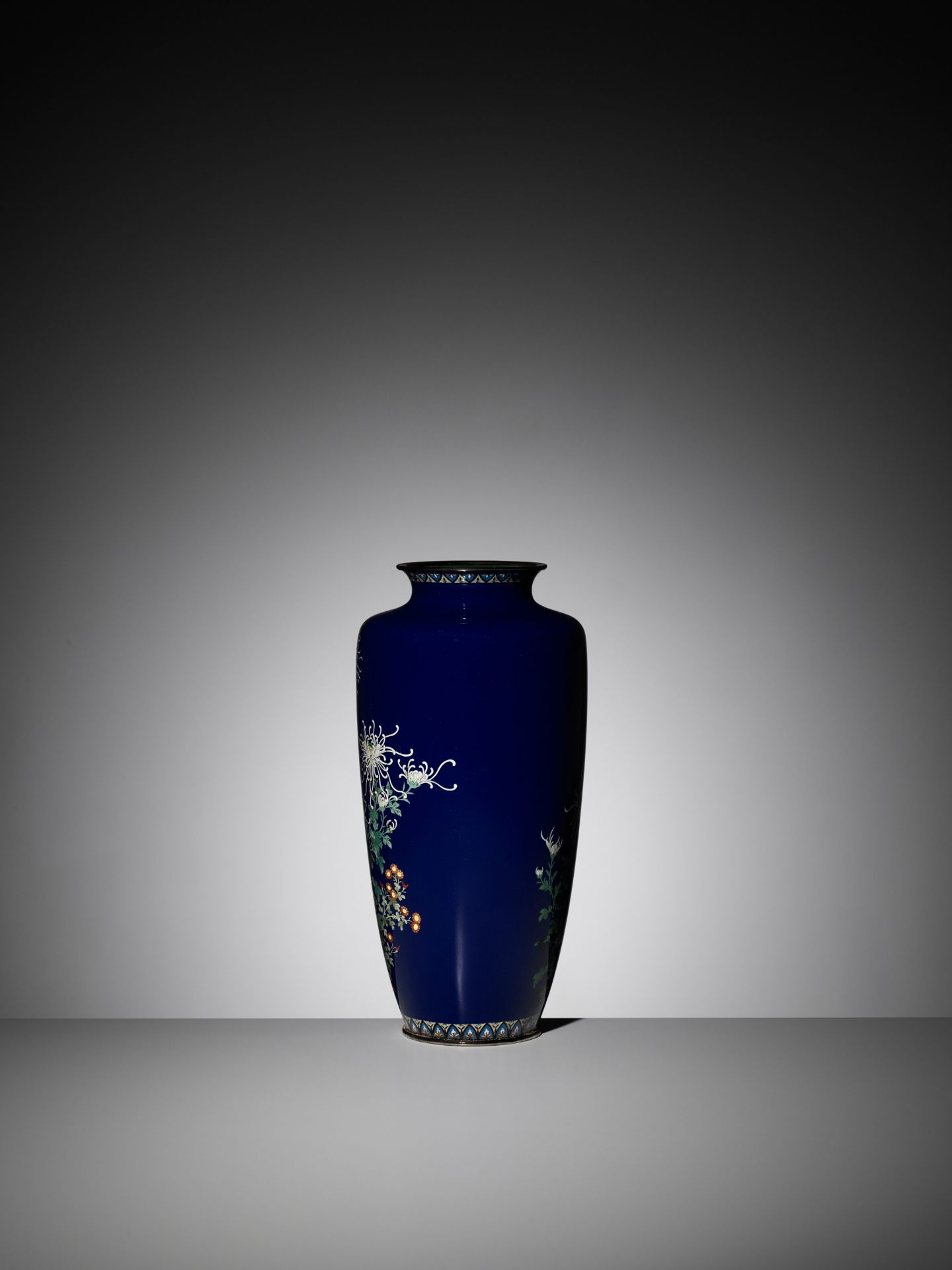 A LARGE MIDNIGHT-BLUE CLOISONNÃ‰ VASE WITH FLOWERS - Image 5 of 10