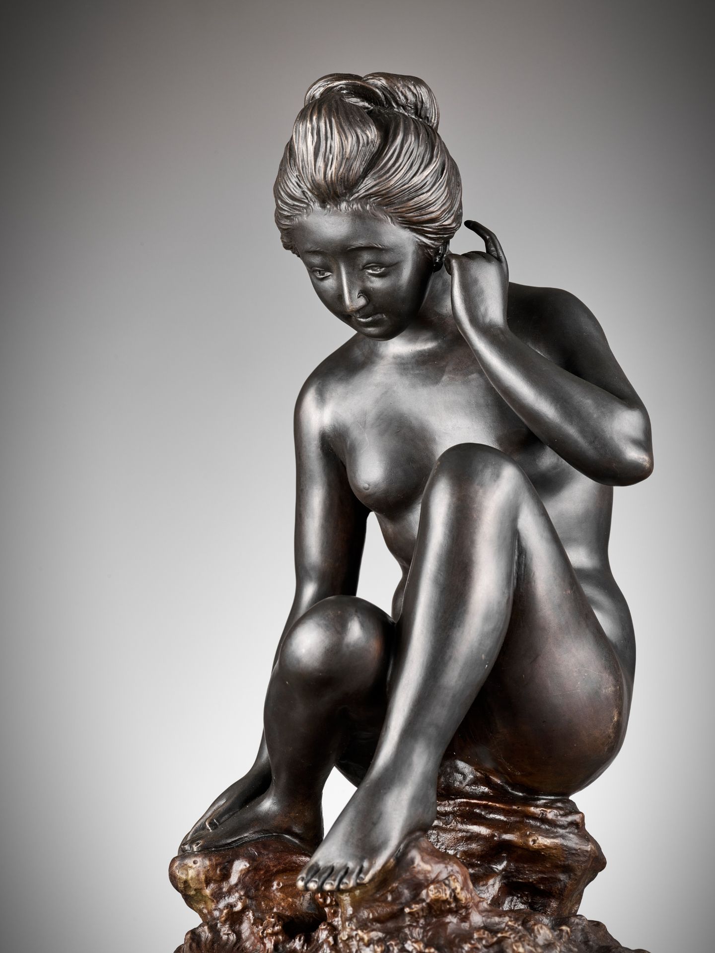 SANO TAKACHIKA: A MASTERFUL FIGURAL BRONZE STUDY OF A BATHING NUDE - Bild 3 aus 16