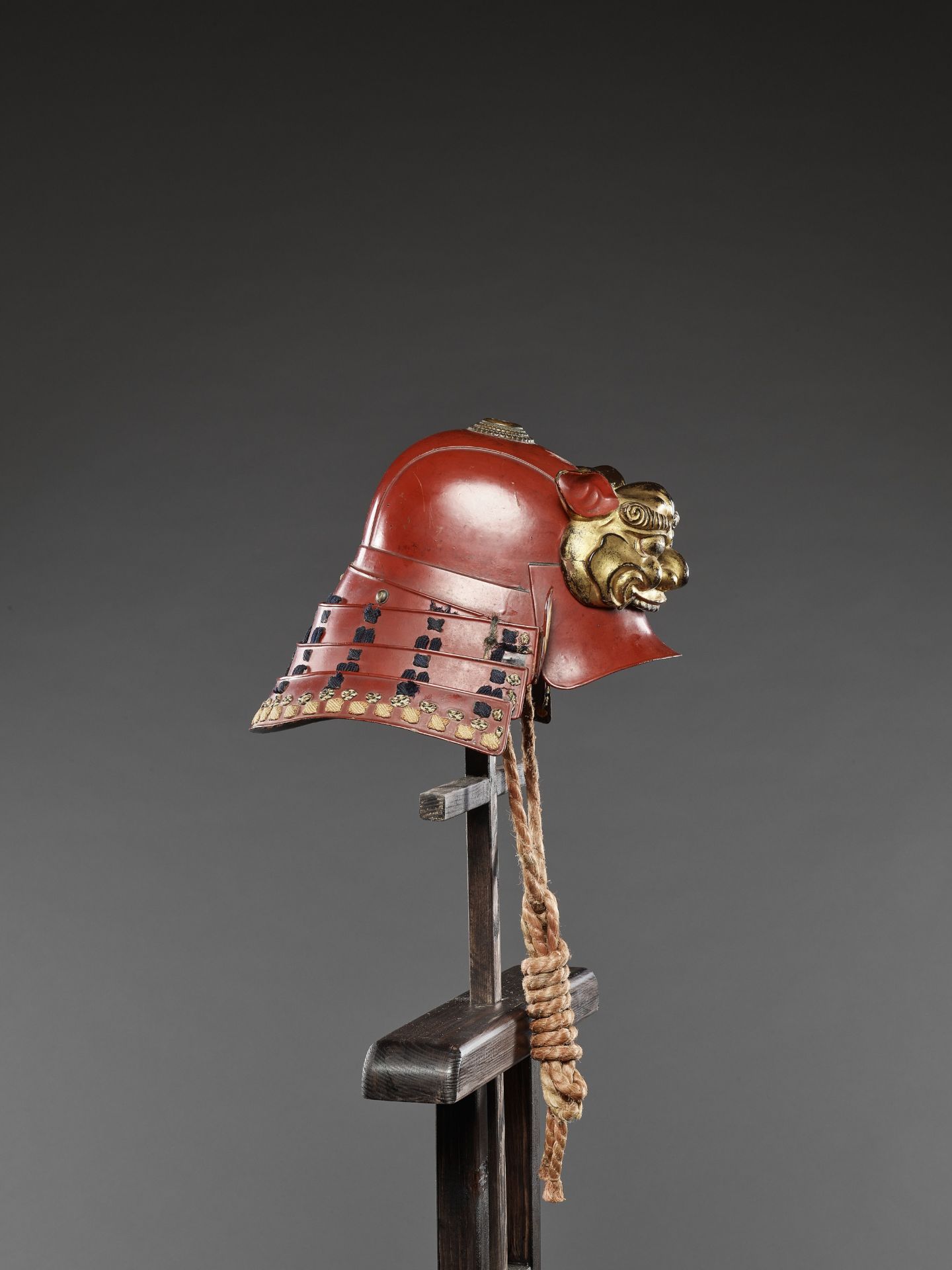 A RED-LACQUERED ZUNARI KABUTO WITH LION MASK MAEDATE - Image 8 of 10