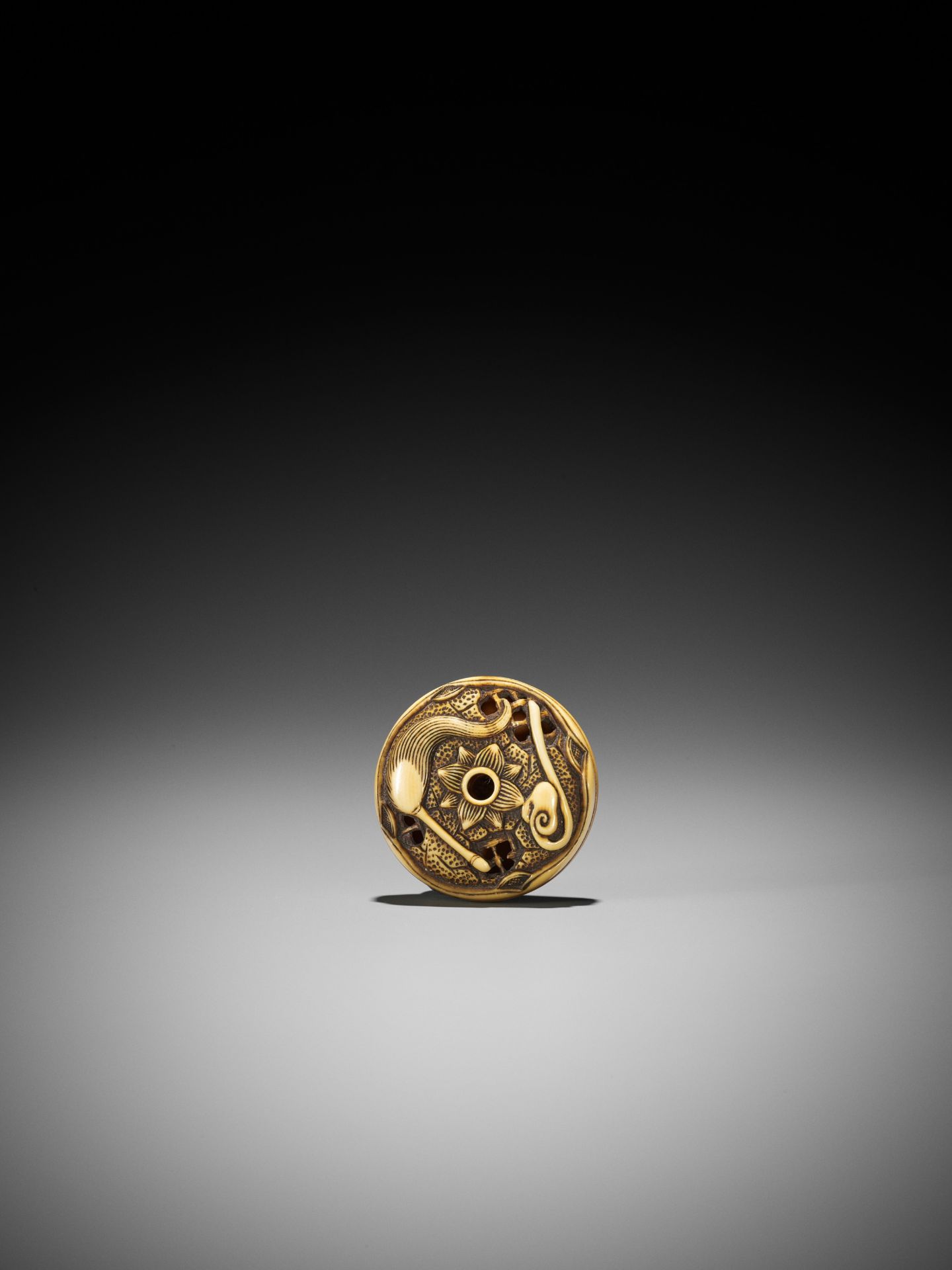 A FINE IVORY RYUSA MANJU NETSUKE WITH DARUMA, ATTRIBUTED TO RENSAI - Image 5 of 8