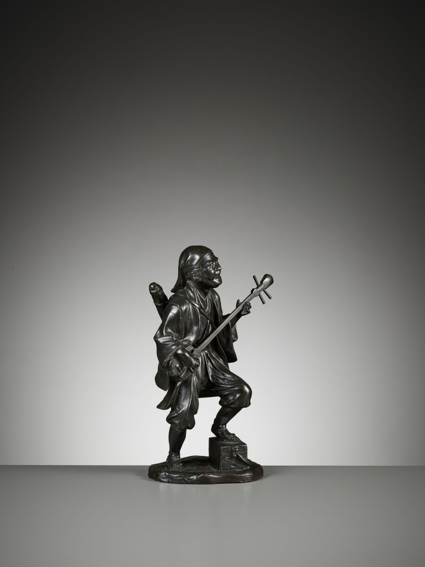 SEIYA: A BRONZE FIGURE OF A MUSICIAN PLAYING A SHAMISEN - Image 7 of 10