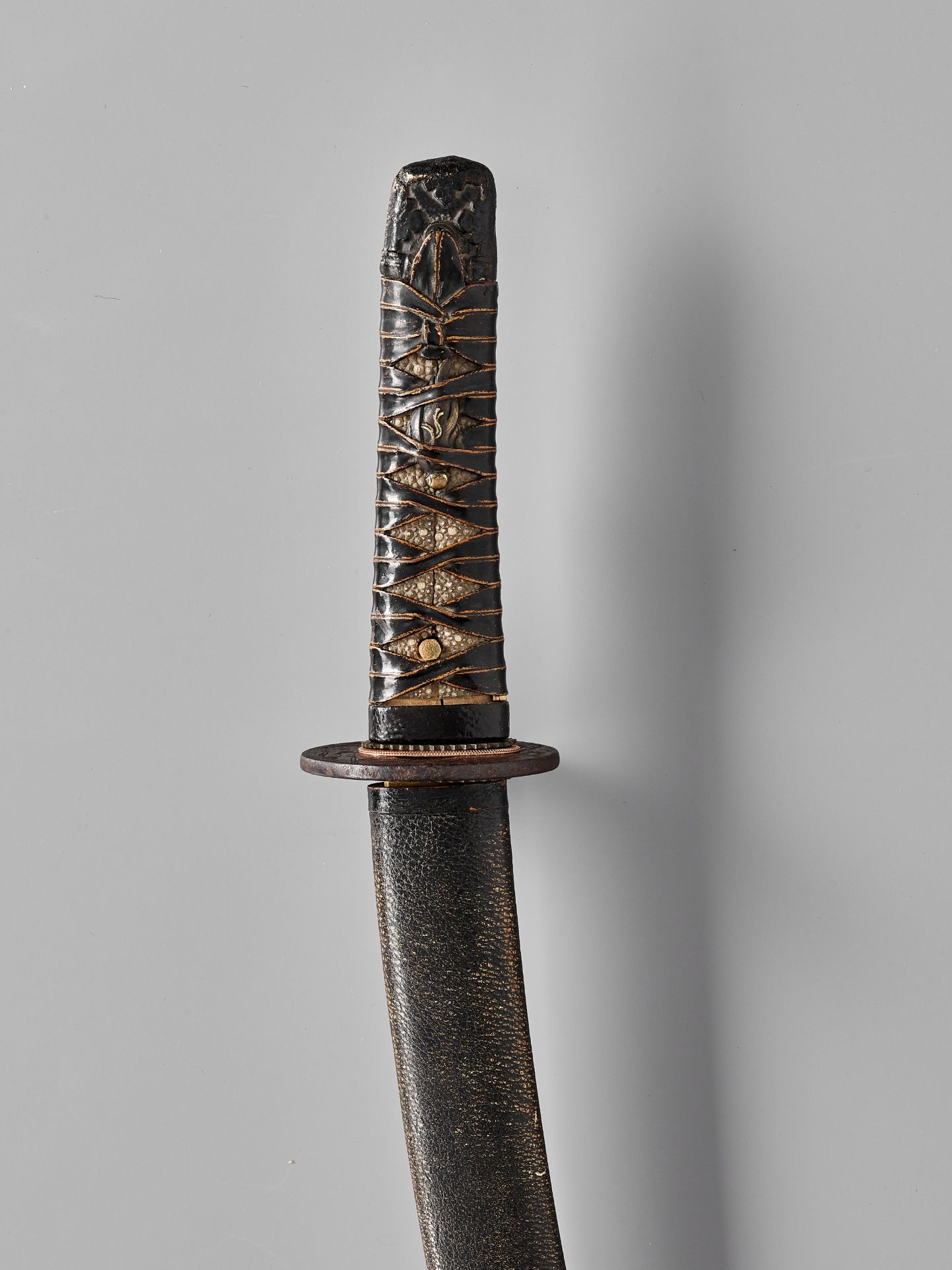 AN EXTREMELY RARE KUBIKIRI ('HEAD-CUTTER') TANTO IN KOSHIRAE - Image 6 of 6