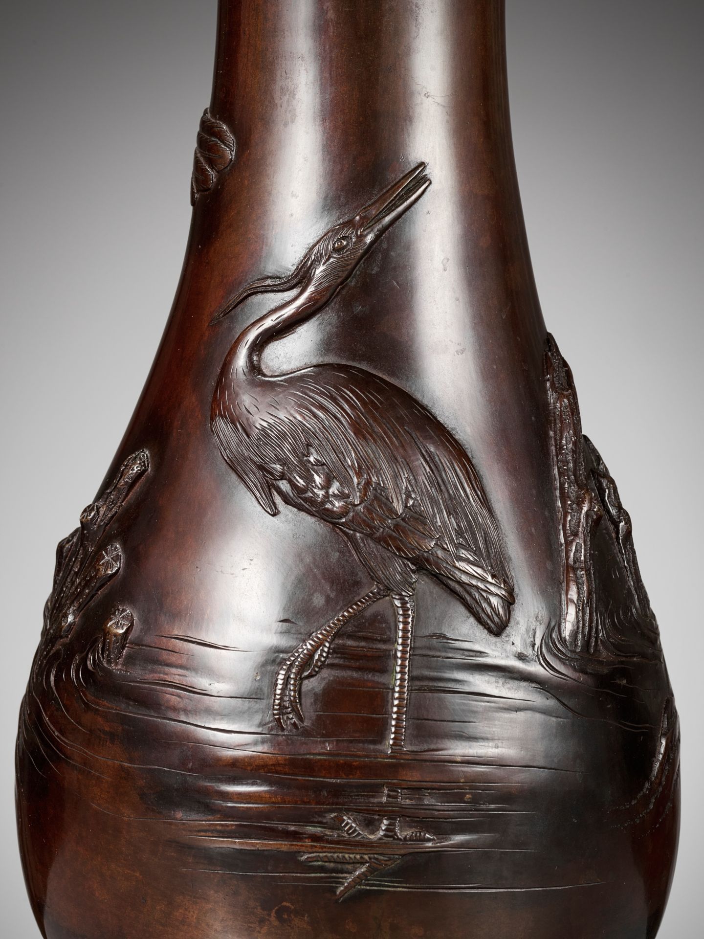 A PAIR OF BRONZE VASES DEPICTING EGRETS - Image 3 of 8