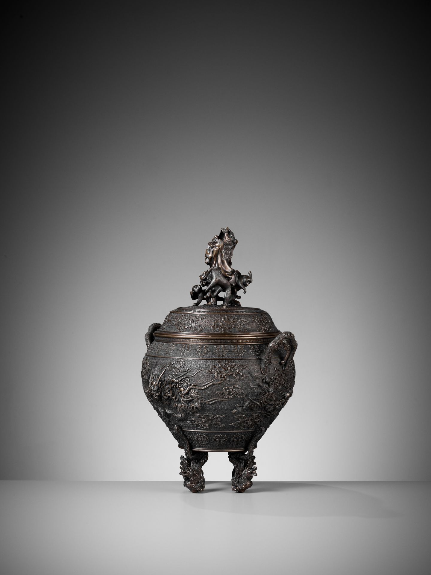 OSHIMA JOUN: A SUPERB AND LARGE BRONZE KORO AND COVER WITH MYTHICAL BEASTS AND SHISHIMAI MONKEYS - Image 12 of 15