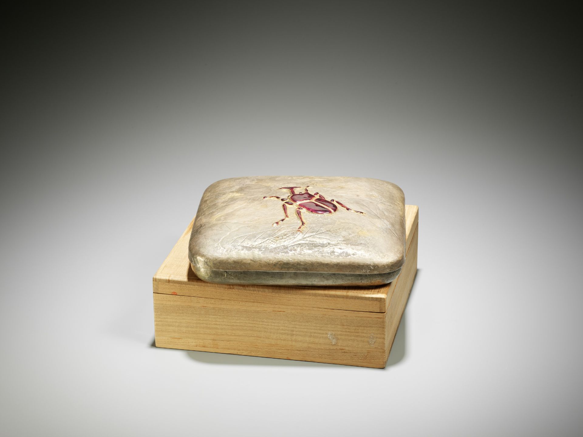 SANO HIROSHI: A CERAMIC-INLAID SILVERED-METAL BOX AND COVER WITH A STAG BEETLE - Image 11 of 12