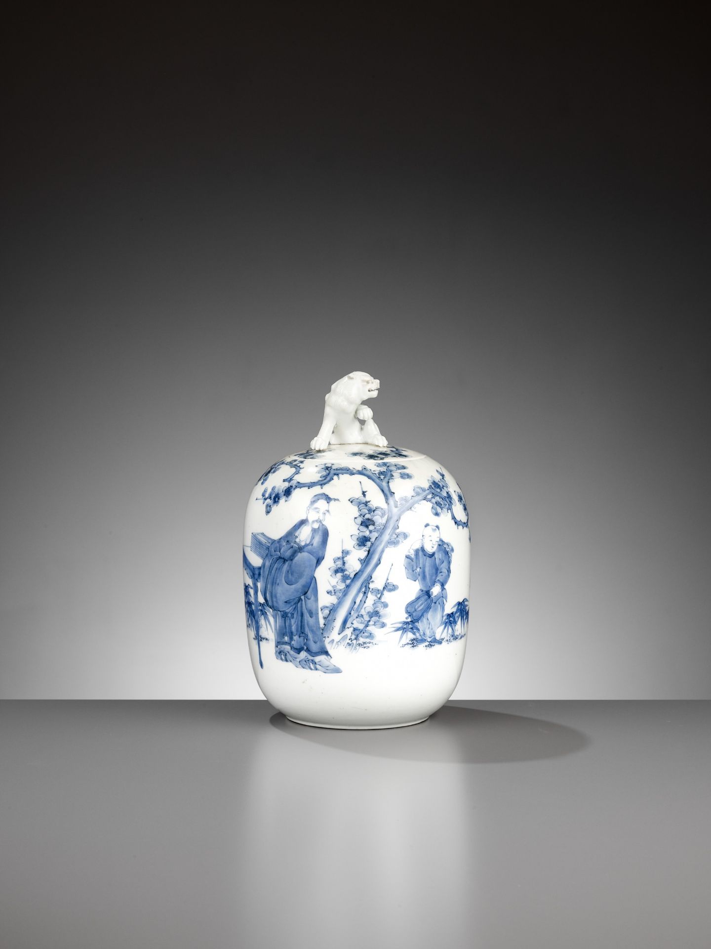 A LARGE HIRADO PORCELAIN OVOID WATER JAR (MIZUSASHI) AND COVER - Image 2 of 9