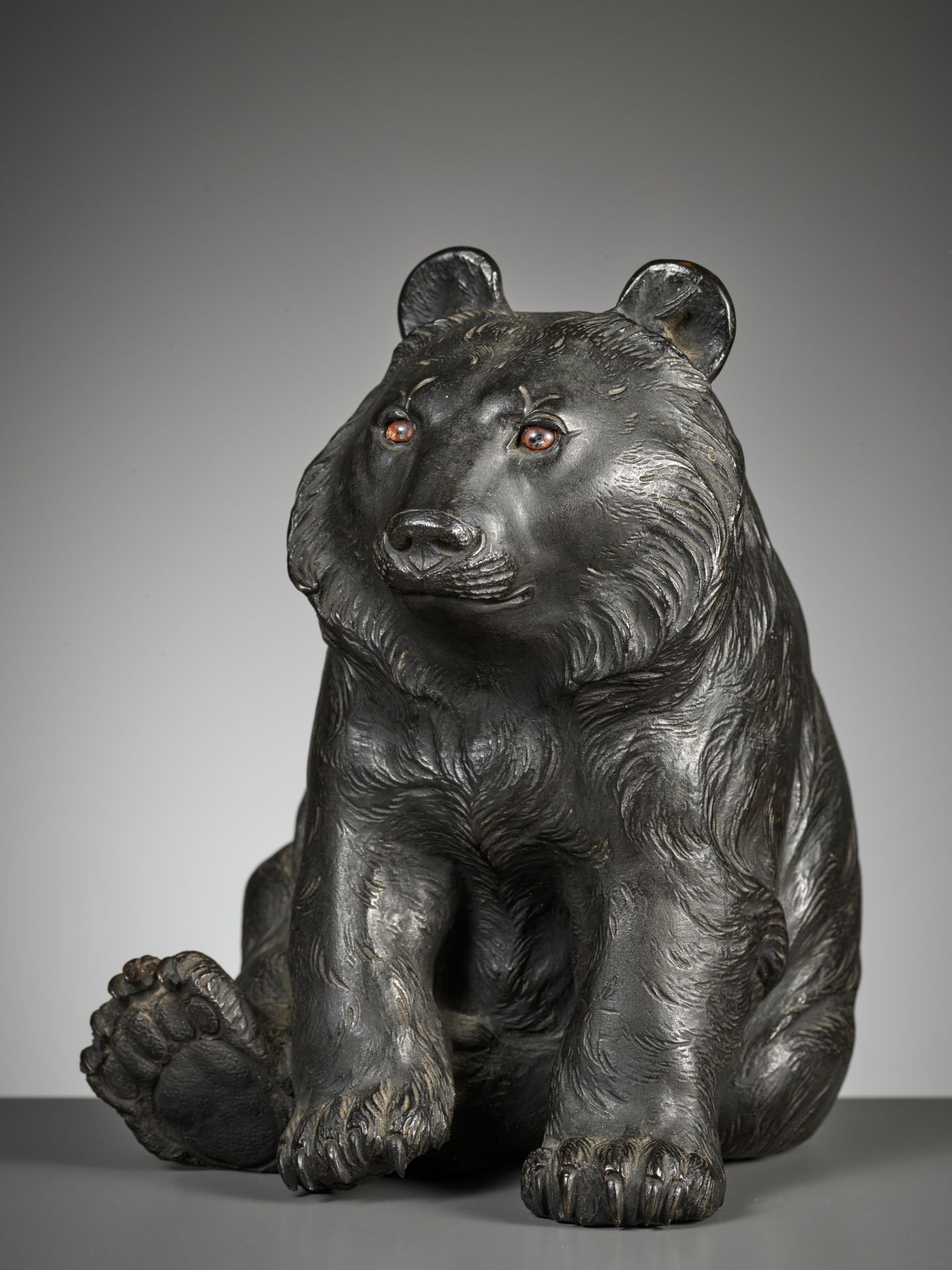 OMORI MITSUMOTO: A RARE AND CHARMING BRONZE OKIMONO OF A BEAR - Bild 2 aus 11