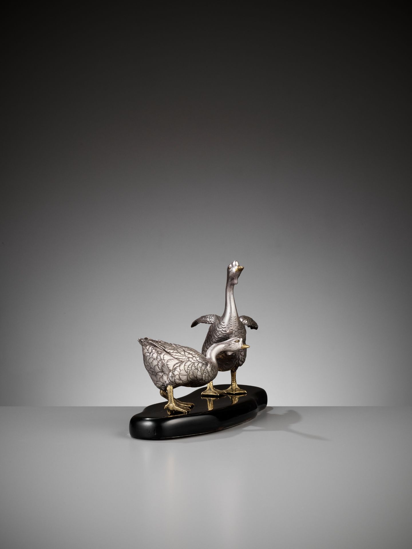 CHIKAYOSHI: A GILT AND SILVERED BRONZE OKIMONO OF TWO GEESE - Bild 7 aus 9