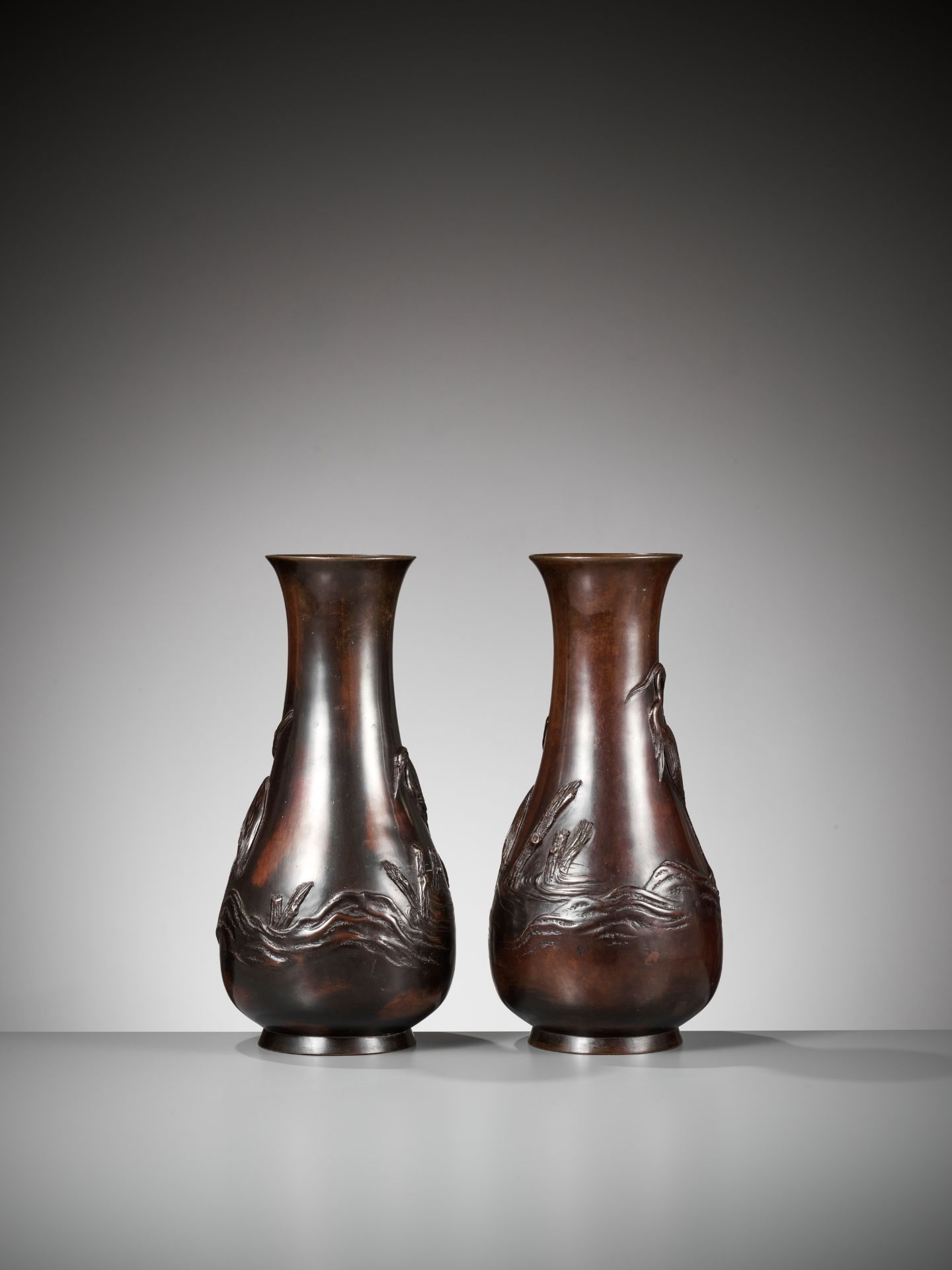 A PAIR OF BRONZE VASES DEPICTING EGRETS - Image 6 of 8