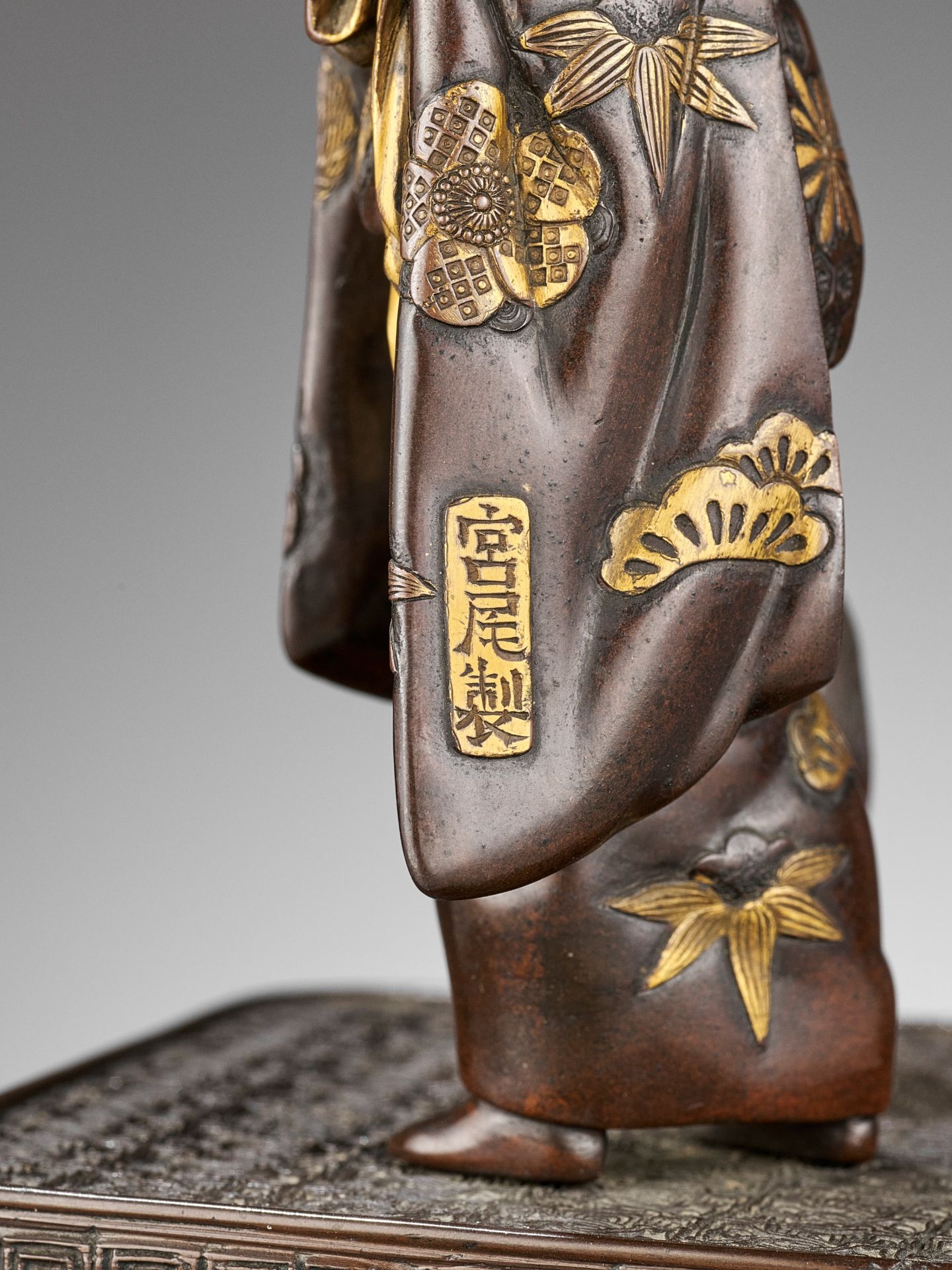 MIYAO: A RARE GOLD-INLAID BRONZE OKIMONO OF A LADY WITH CATS - Bild 4 aus 14