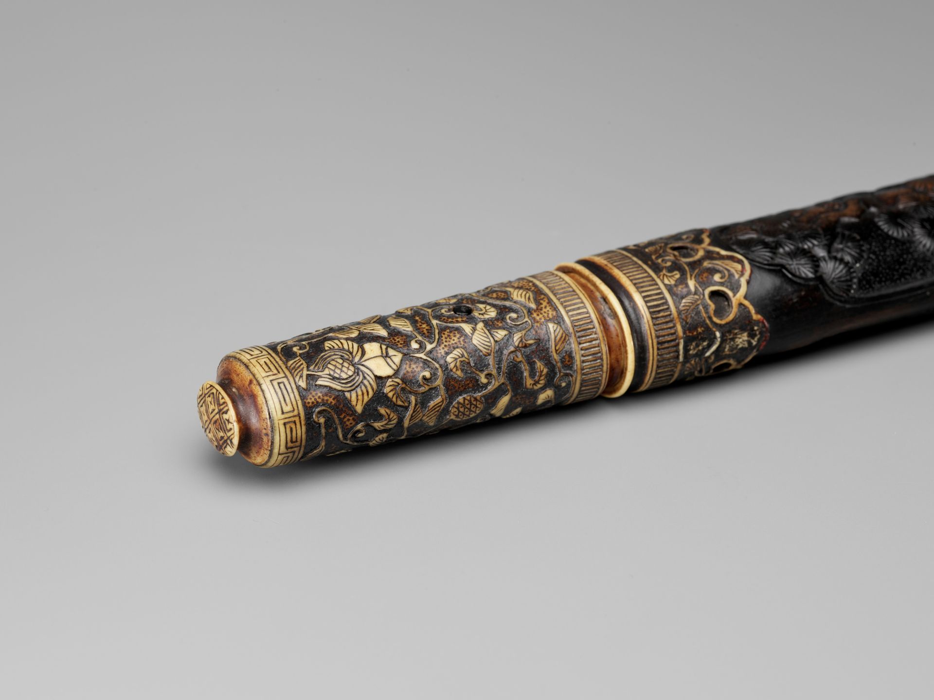 A FINELY MOUNTED AIKUCHI WITH STAG ANTLER HILT AND DARK WOOD SAYA - Image 4 of 6