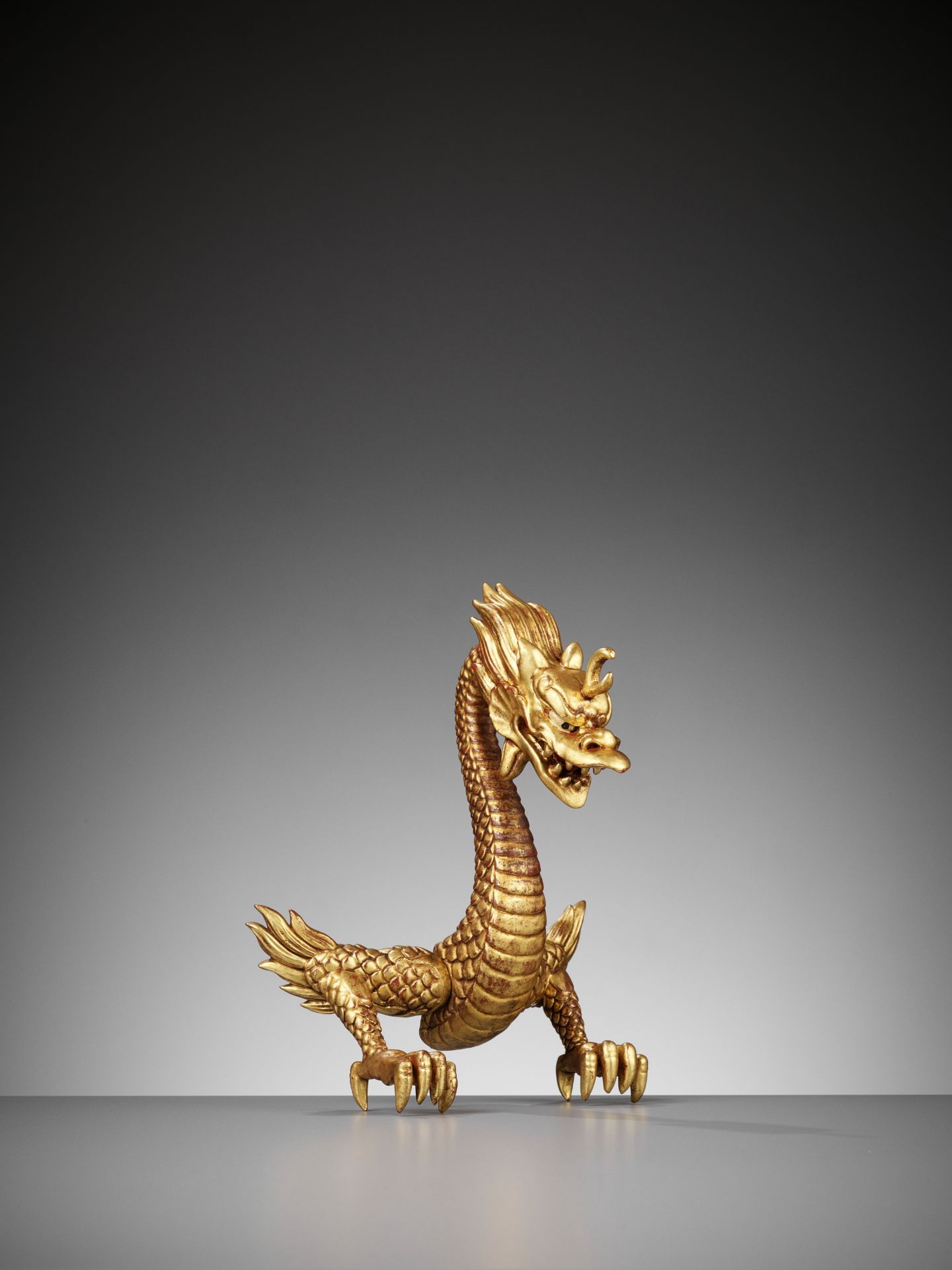 A RARE GOLD-LACQUERED WOOD MAEDATE IN THE FORM OF A DRAGON - Image 2 of 13