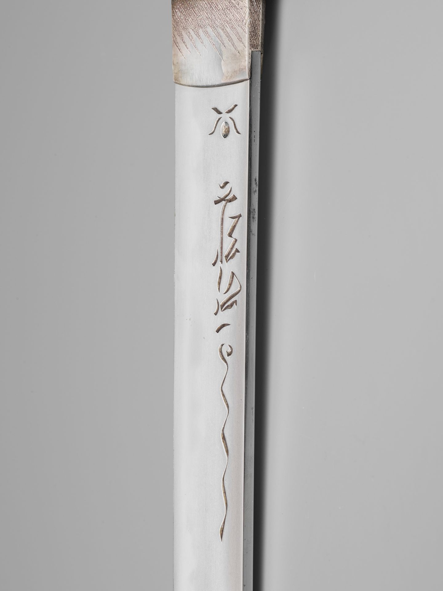 A TANTO IN A SUPERBLY INLAID SAYA WITH SANSUKUMI MOTIF - Image 7 of 10