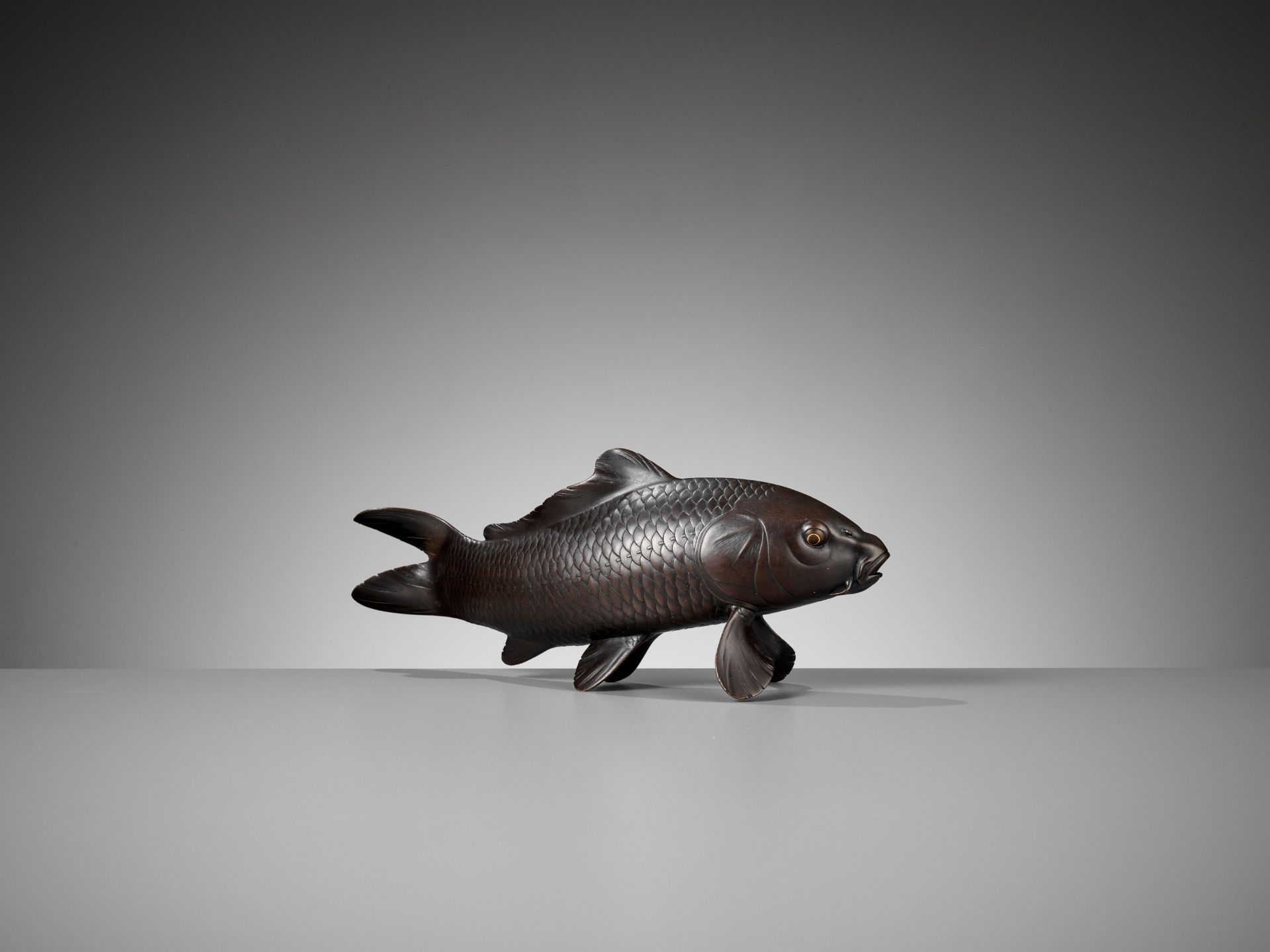 OSHIMA JOUN: A SUPERB BRONZE OKIMONO OF A CARP - Bild 2 aus 10