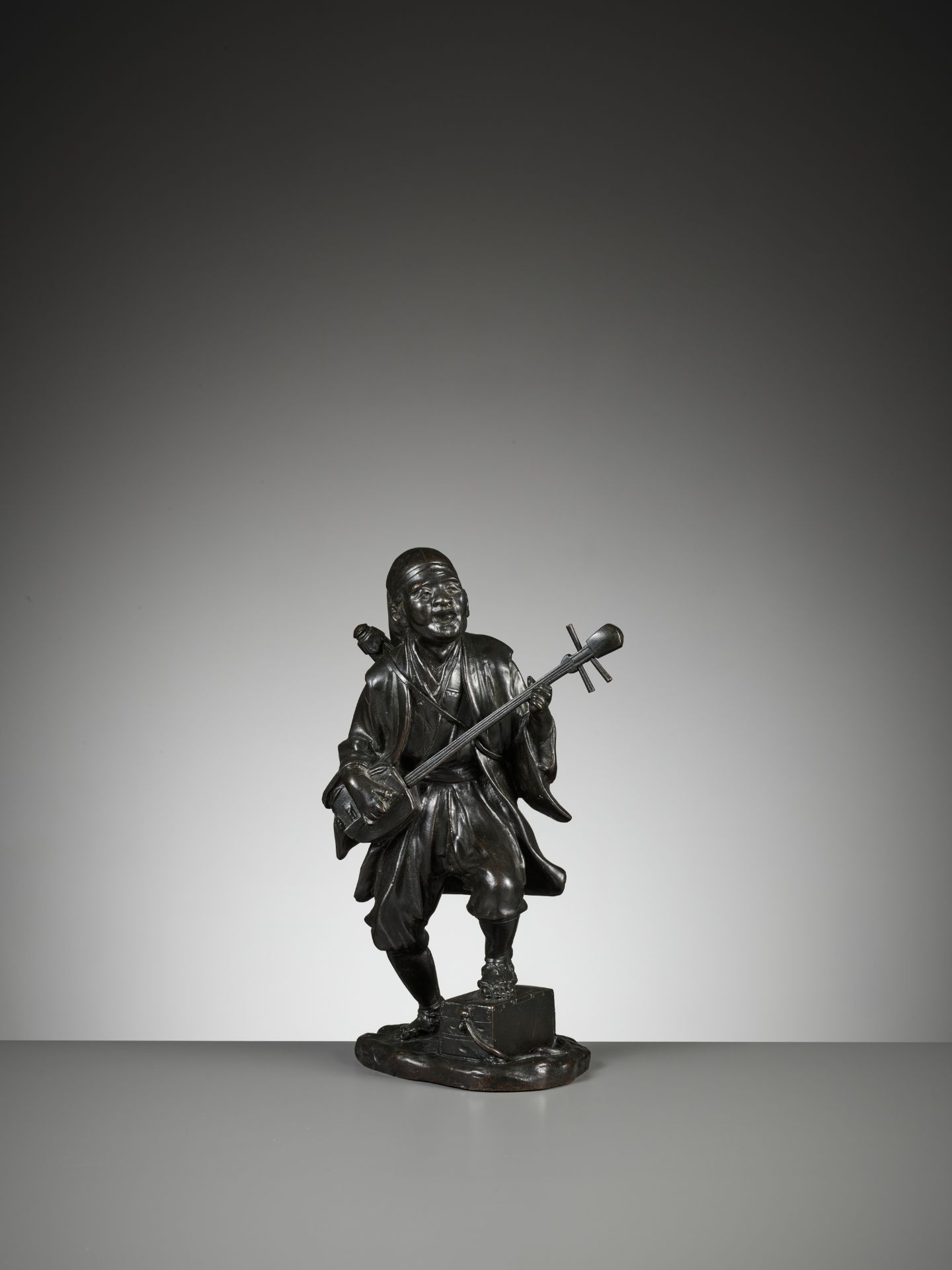 SEIYA: A BRONZE FIGURE OF A MUSICIAN PLAYING A SHAMISEN - Image 3 of 10