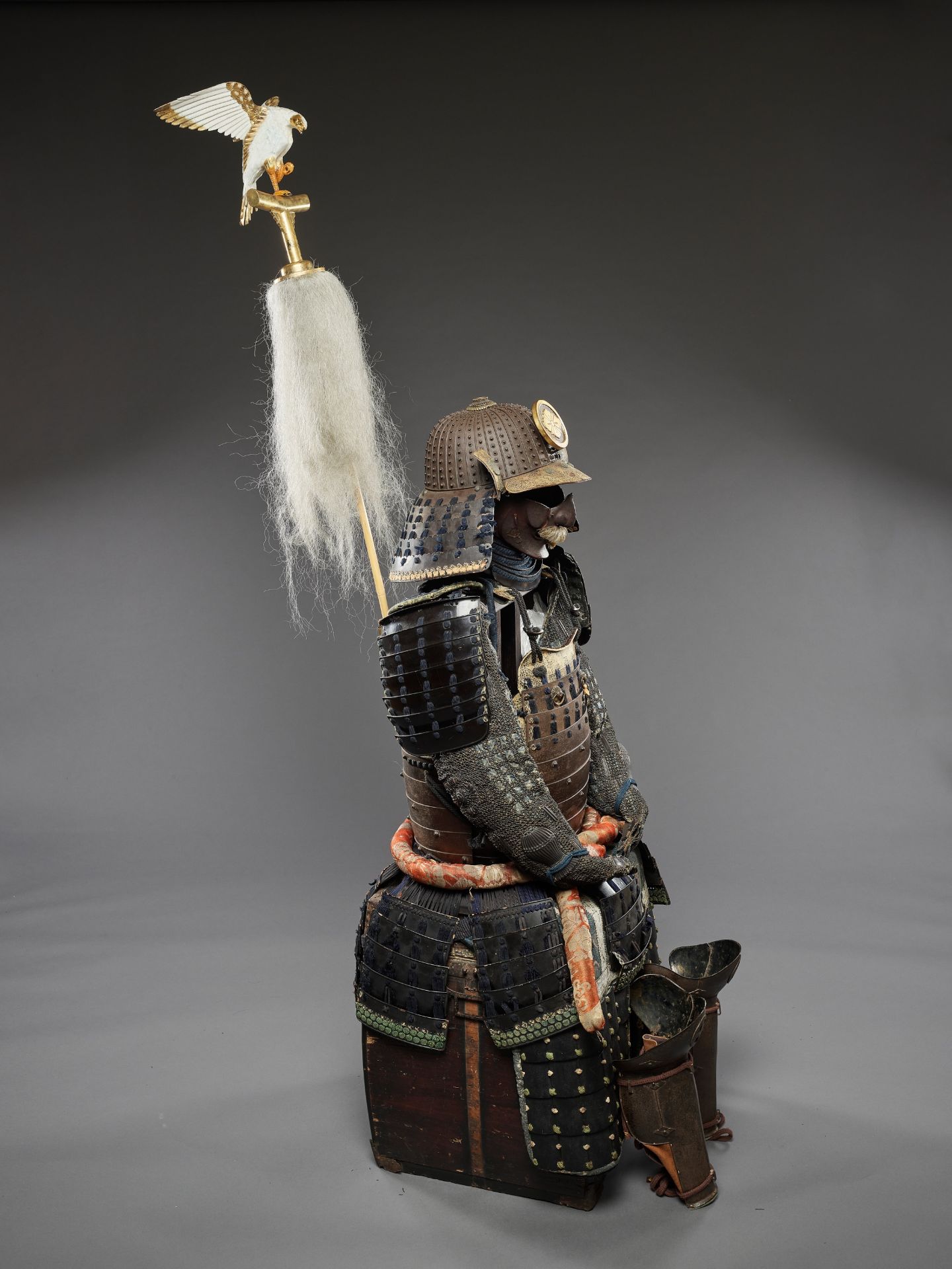 A SUIT OF ARMOR WITH A SUJIBACHI KABUTO BY KATSUHISA MYOCHIN AND A FALCON SASHIMONO - Image 11 of 12