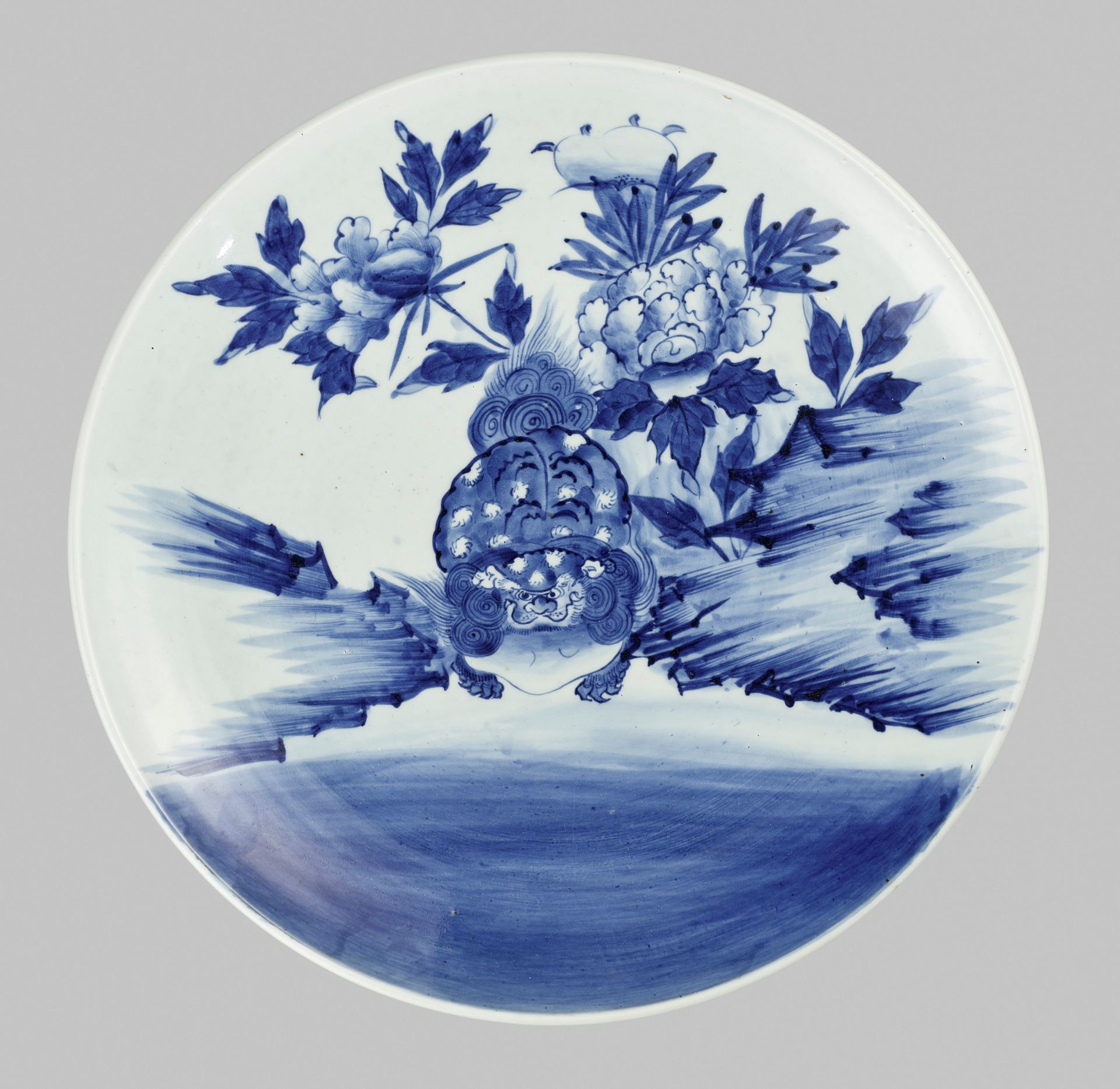 A MASSIVE BLUE AND WHITE ARITA PORCELAIN 'SHISHI' PLATE