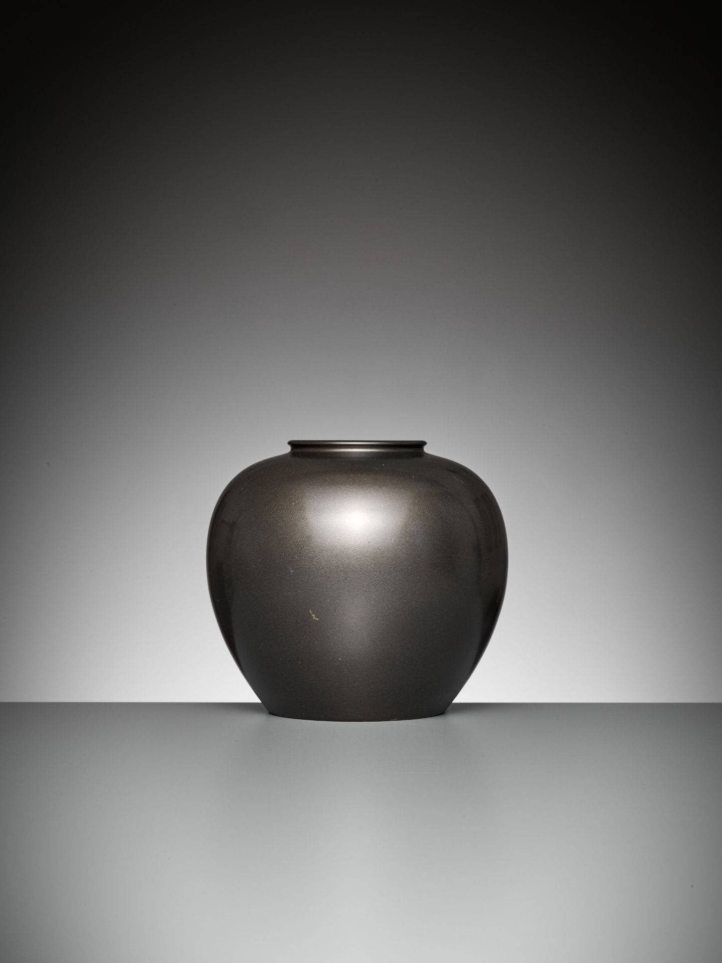 KOHO: A FINE BRONZE VASE WITH TWO CARPS - Image 7 of 12