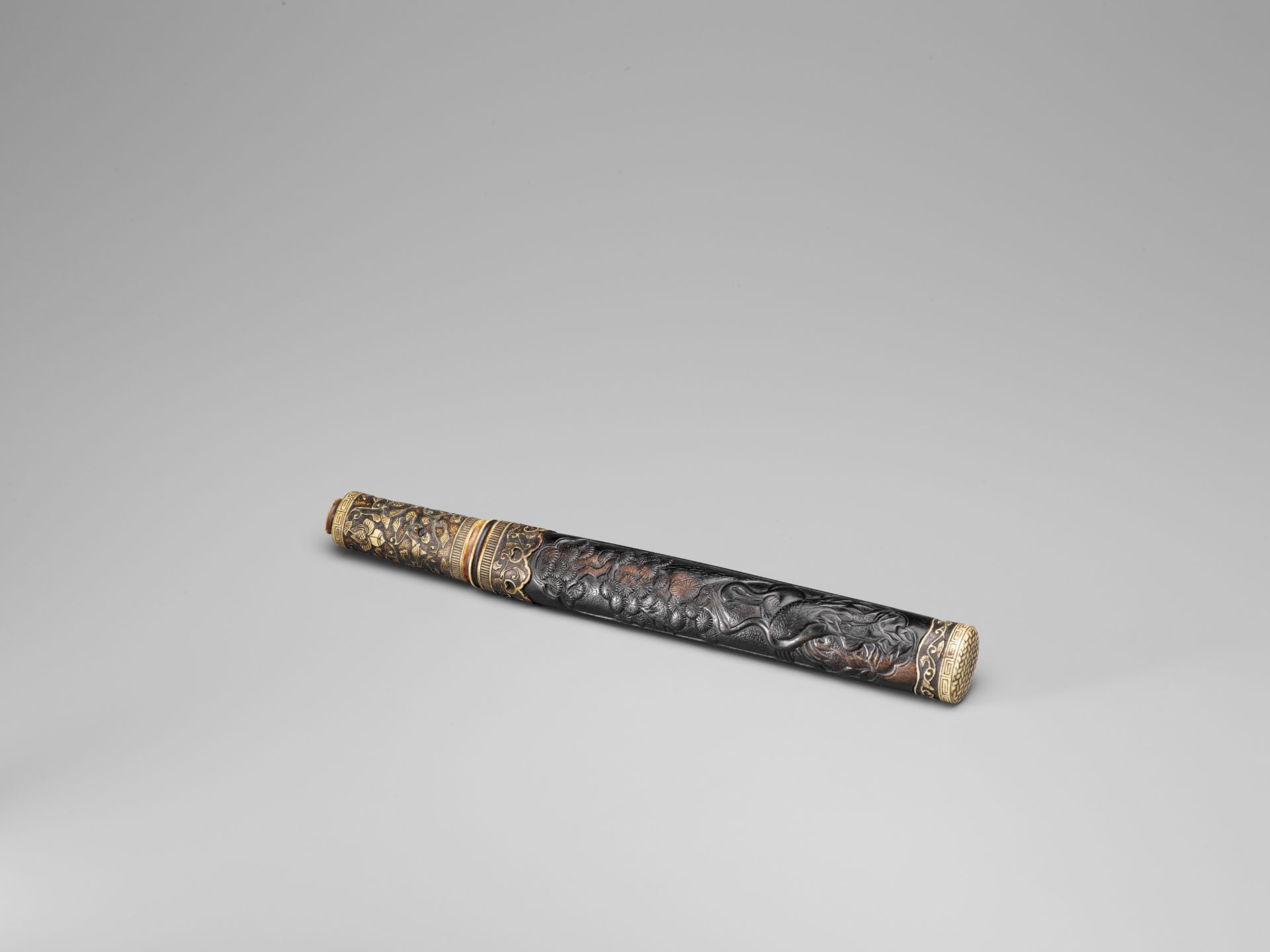 A FINELY MOUNTED AIKUCHI WITH STAG ANTLER HILT AND DARK WOOD SAYA - Image 6 of 6