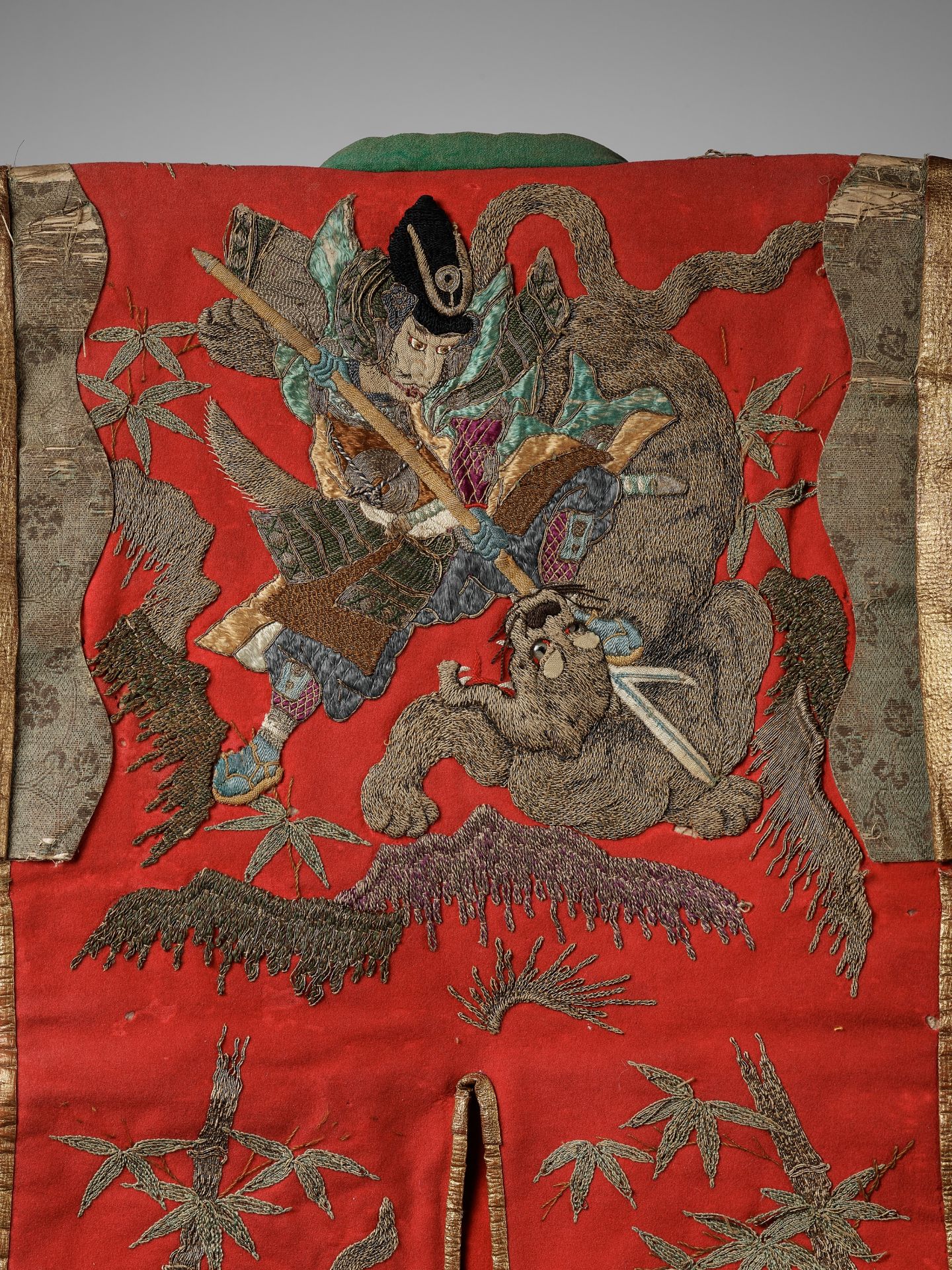 A JINBAORI (ARMOR SURCOAT) DEPICTING KATO KIYOMASA SLAYING A TIGER - Bild 2 aus 8