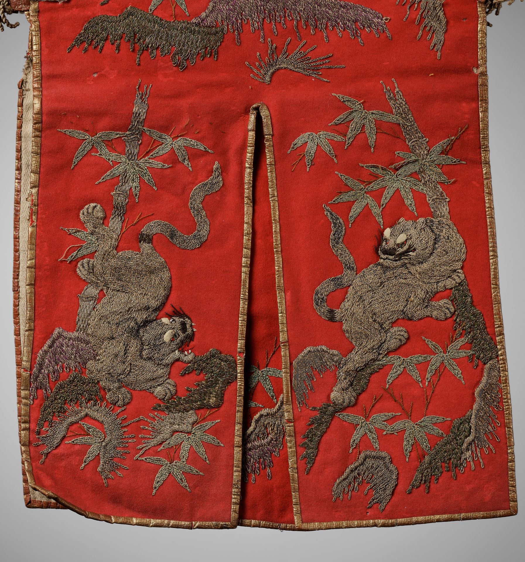 A JINBAORI (ARMOR SURCOAT) DEPICTING KATO KIYOMASA SLAYING A TIGER - Bild 4 aus 8