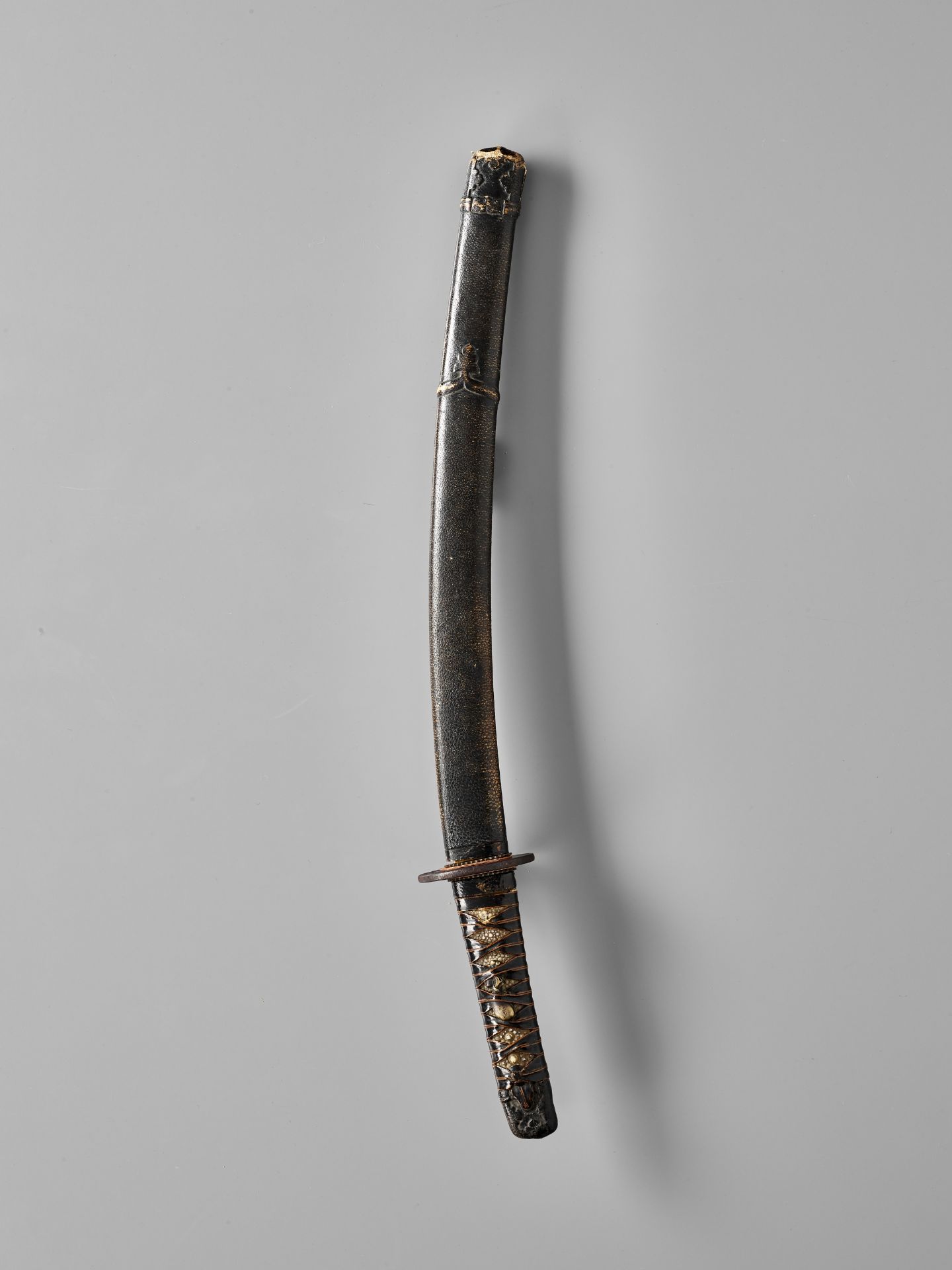 AN EXTREMELY RARE KUBIKIRI ('HEAD-CUTTER') TANTO IN KOSHIRAE - Bild 2 aus 6