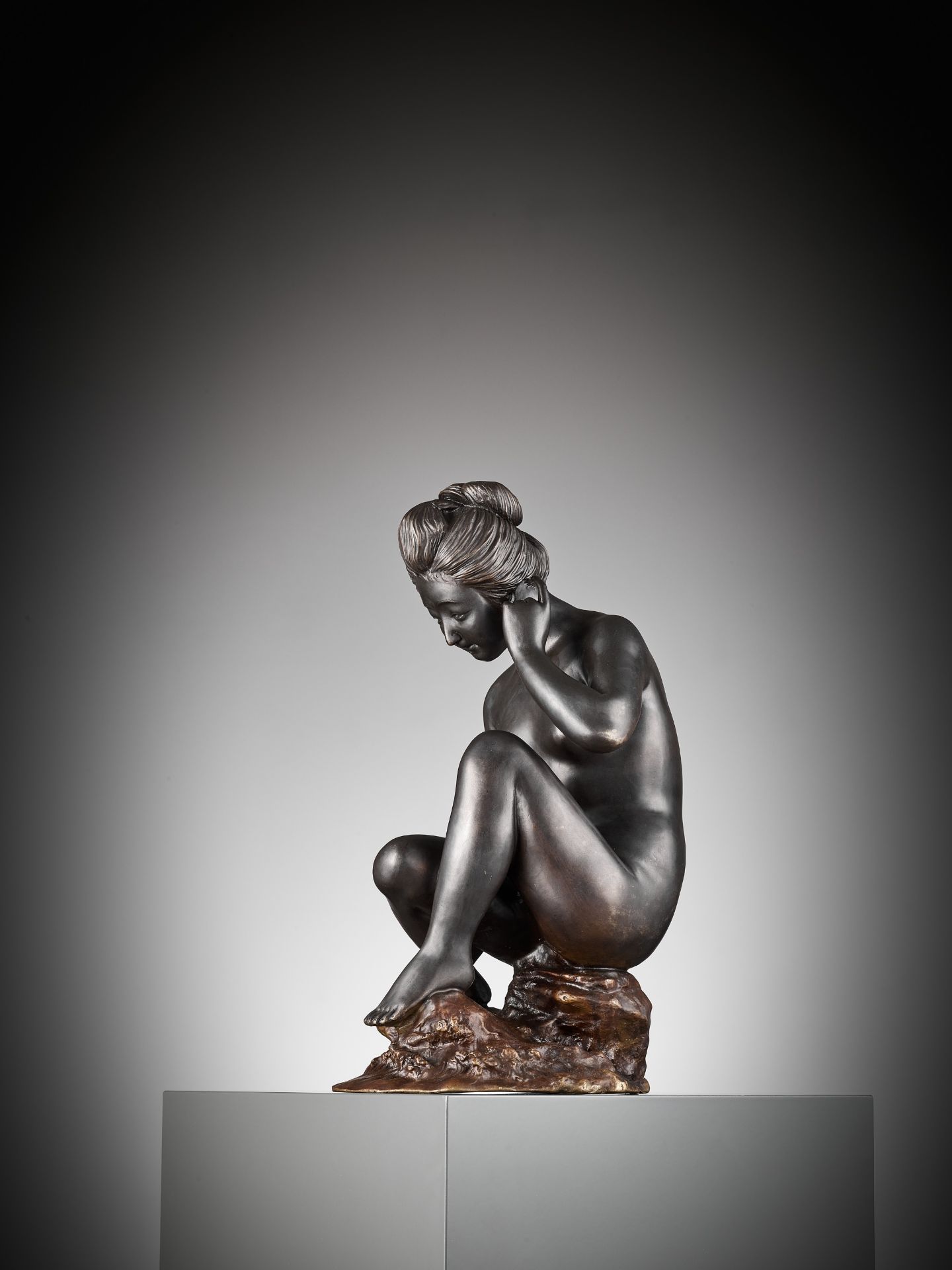 SANO TAKACHIKA: A MASTERFUL FIGURAL BRONZE STUDY OF A BATHING NUDE - Bild 8 aus 16