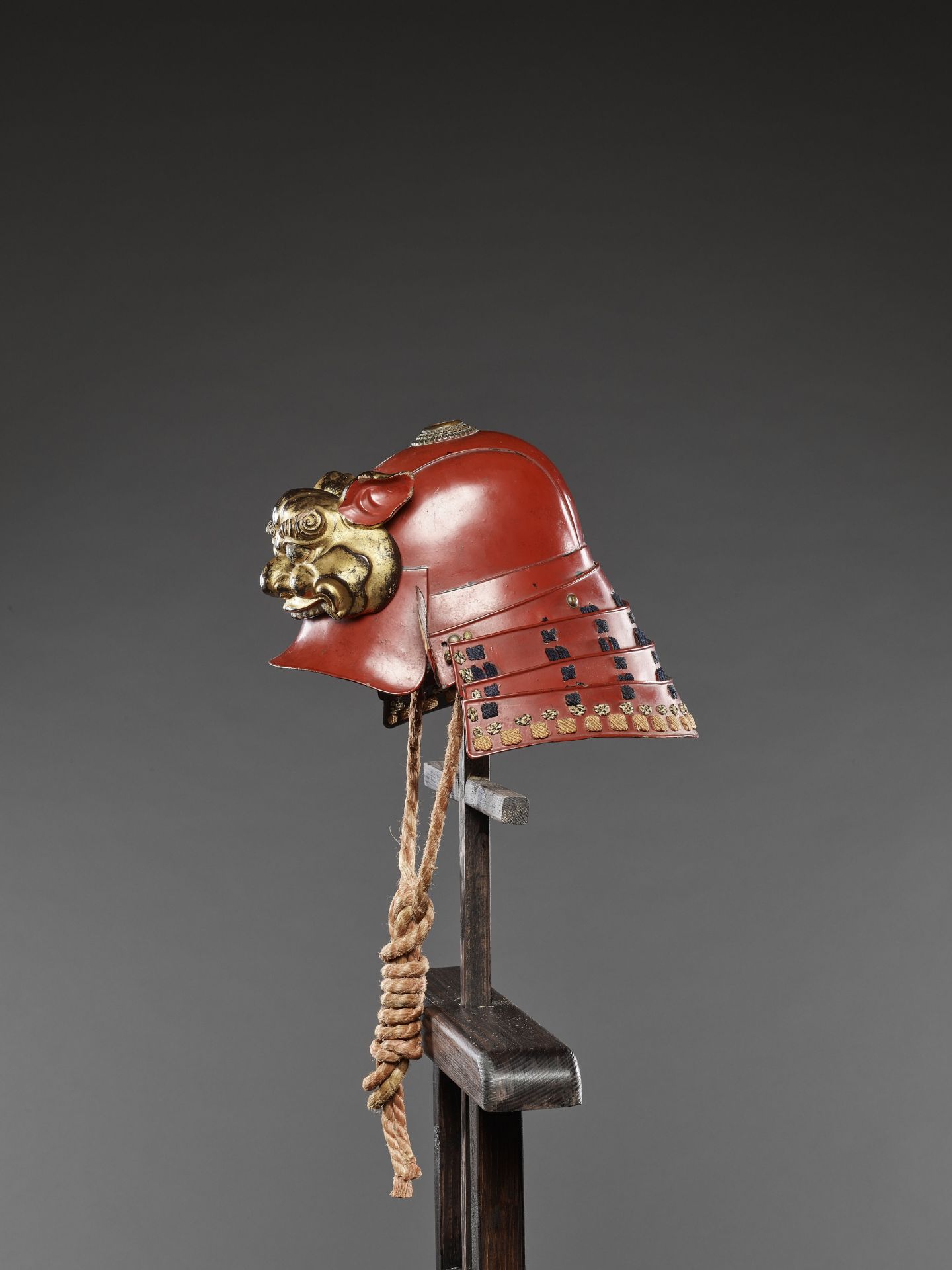 A RED-LACQUERED ZUNARI KABUTO WITH LION MASK MAEDATE - Image 6 of 10