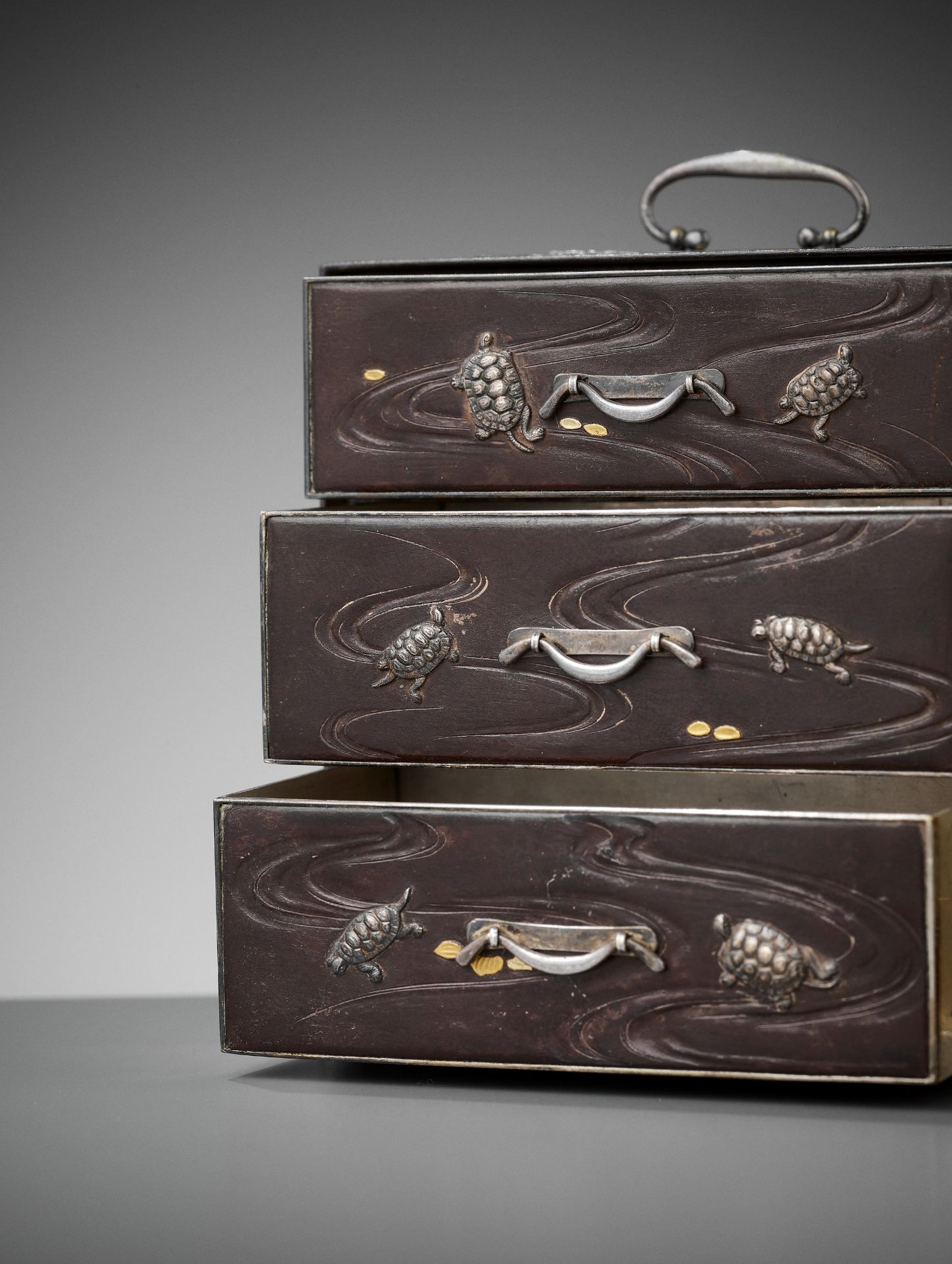 AN EXCEPTIONALLY RARE INLAID IRON MINIATURE KODANSU (CABINET) WITH TURTLES AND CRANES - Bild 4 aus 10