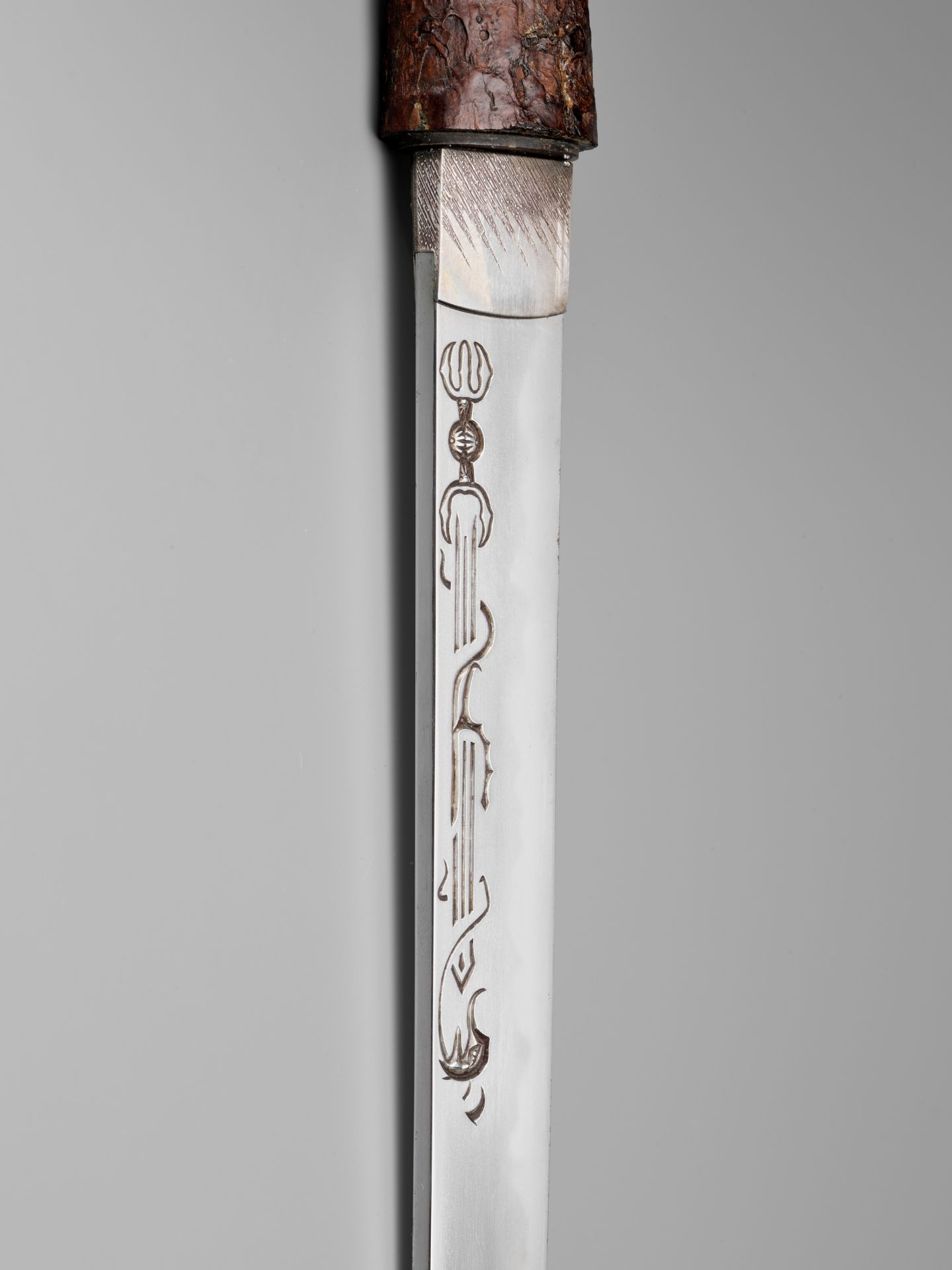 A TANTO IN A SUPERBLY INLAID SAYA WITH SANSUKUMI MOTIF - Image 8 of 10