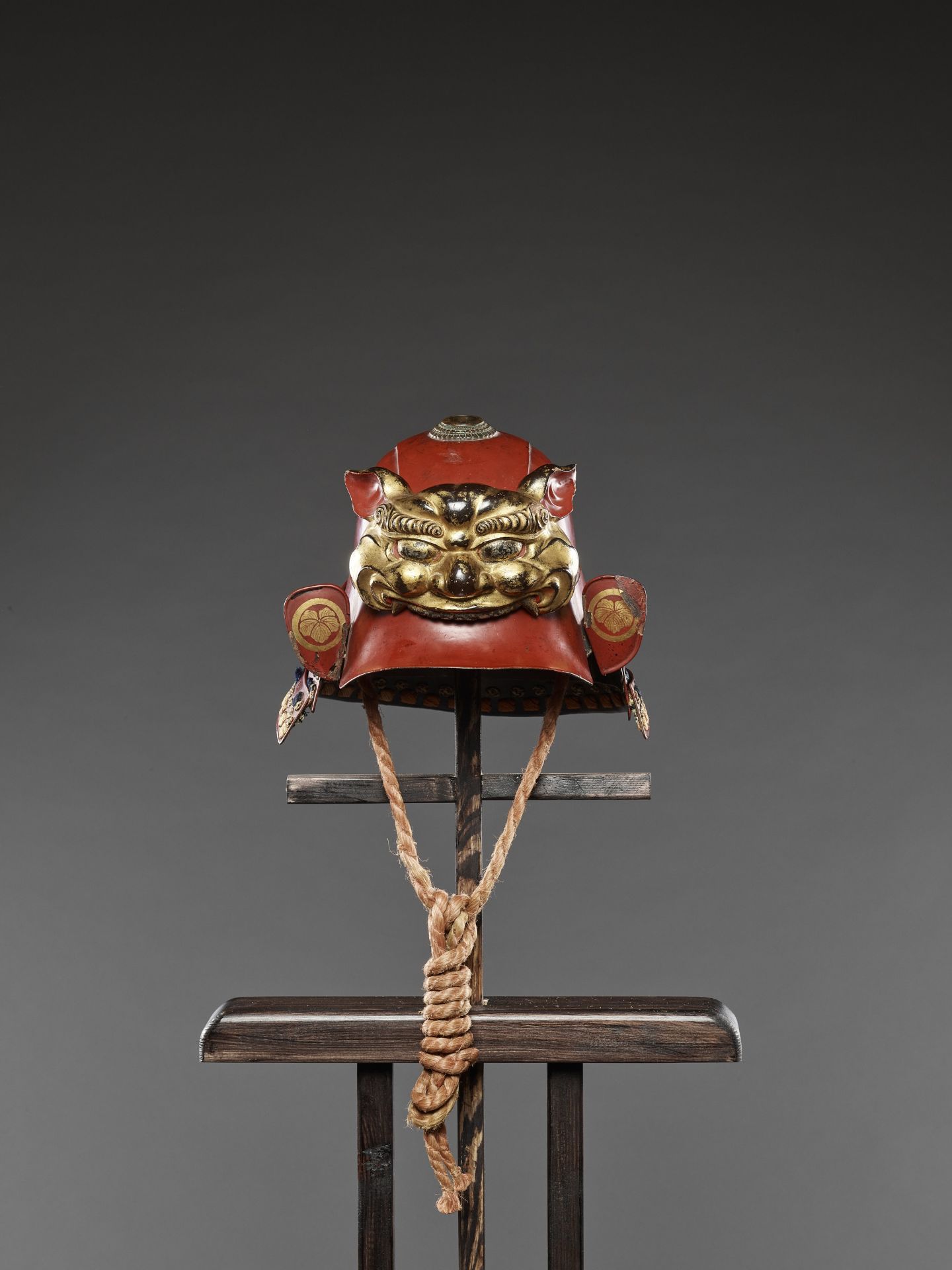 A RED-LACQUERED ZUNARI KABUTO WITH LION MASK MAEDATE - Image 5 of 10