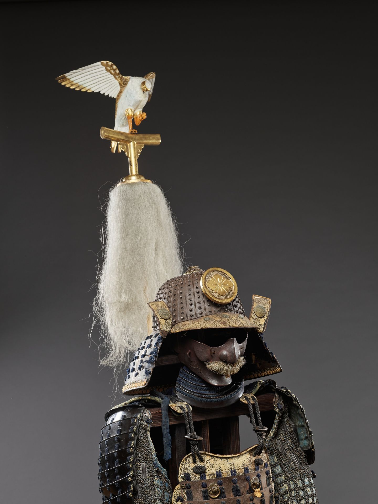 A SUIT OF ARMOR WITH A SUJIBACHI KABUTO BY KATSUHISA MYOCHIN AND A FALCON SASHIMONO - Image 8 of 12