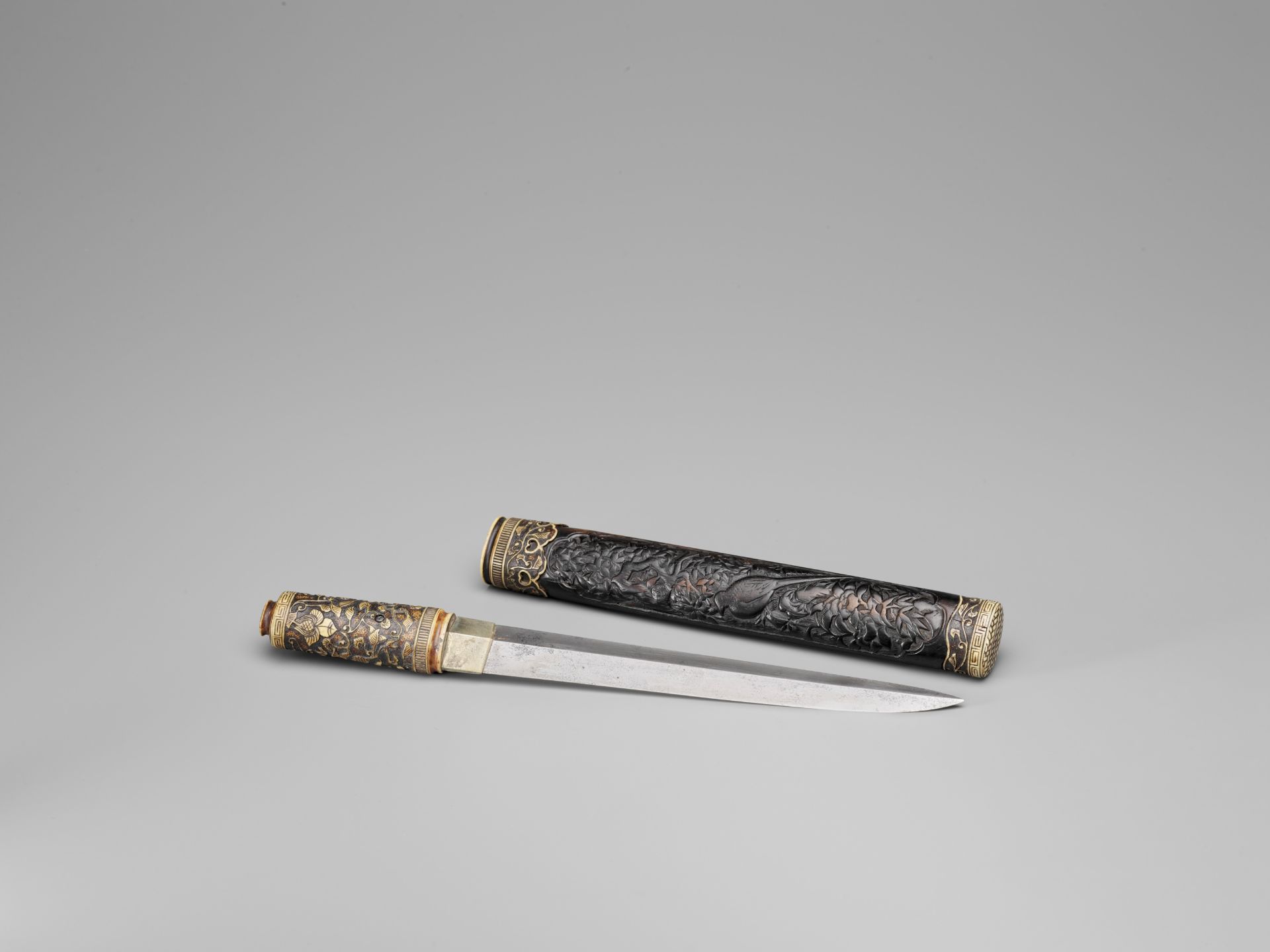 A FINELY MOUNTED AIKUCHI WITH STAG ANTLER HILT AND DARK WOOD SAYA - Image 5 of 6