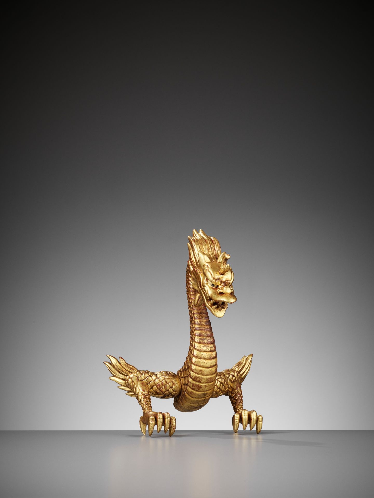 A RARE GOLD-LACQUERED WOOD MAEDATE IN THE FORM OF A DRAGON - Image 3 of 13