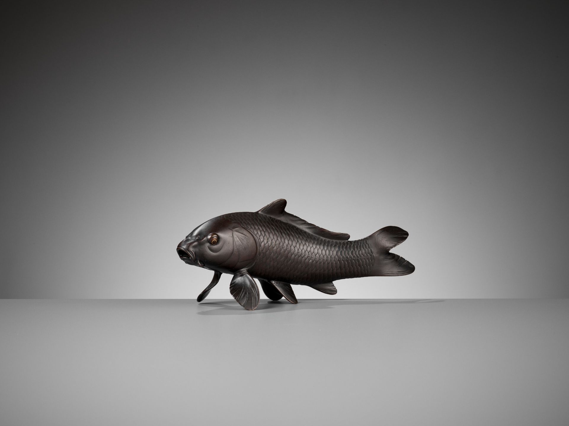 OSHIMA JOUN: A SUPERB BRONZE OKIMONO OF A CARP - Bild 3 aus 10