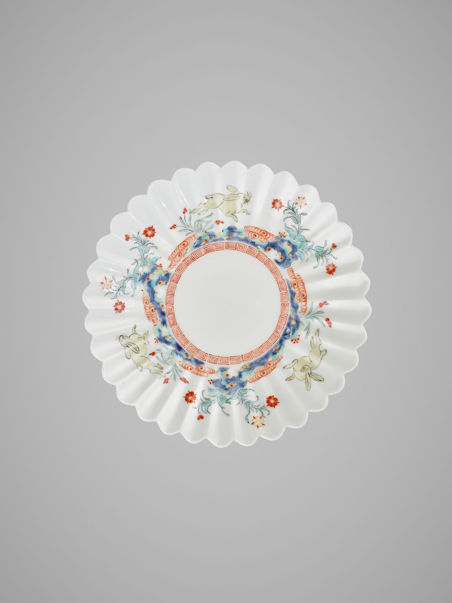 A VERY RARE 'MOON RABBIT' KAKIEMON TRIPOD CHRYSANTHEMUM-FORM DISH - Image 2 of 6