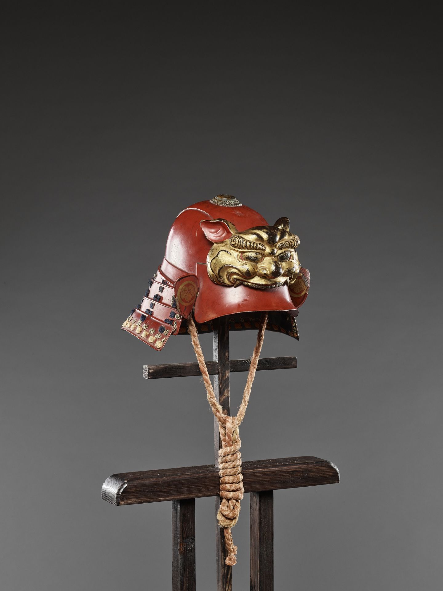 A RED-LACQUERED ZUNARI KABUTO WITH LION MASK MAEDATE - Image 9 of 10